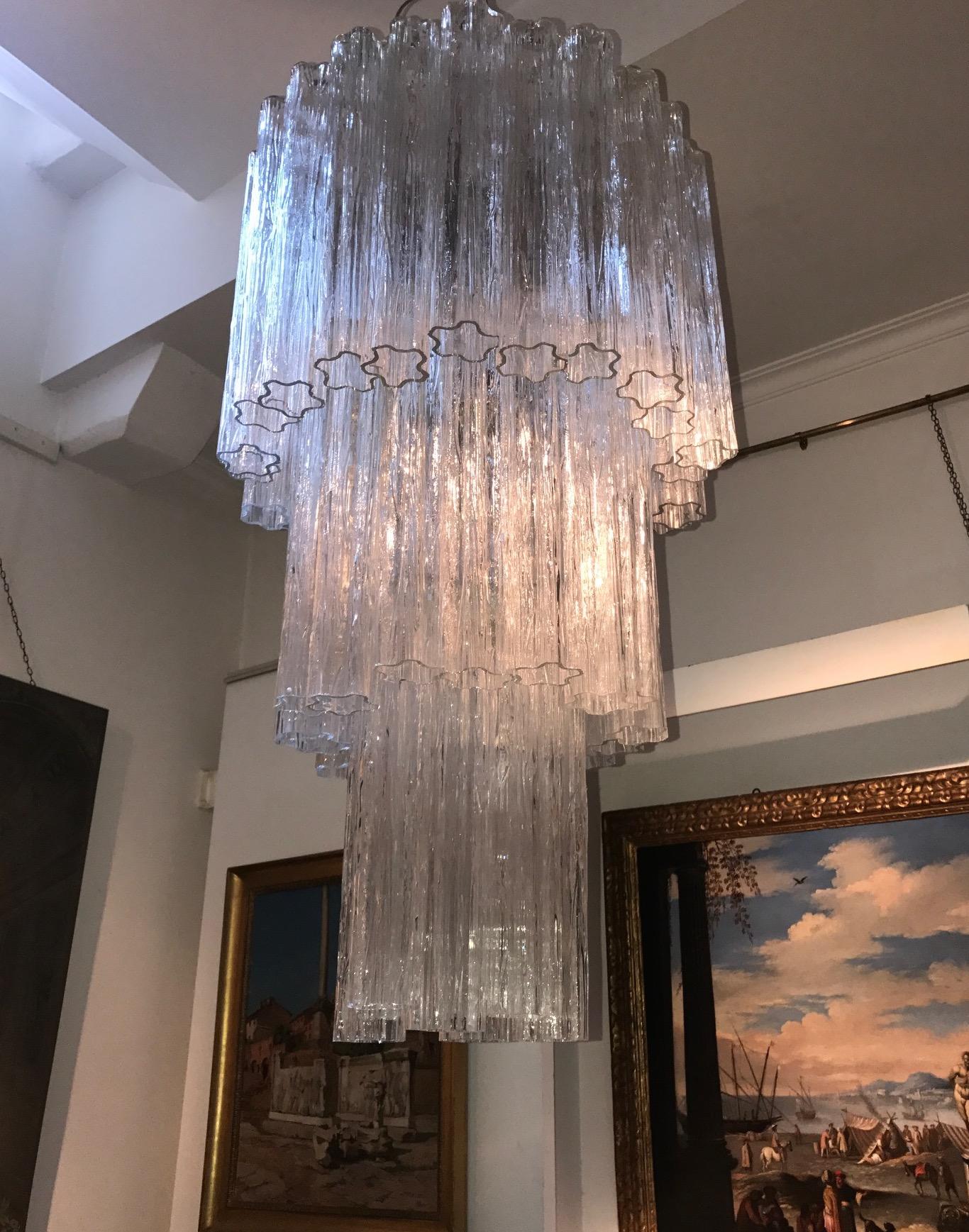 Chaque lustre comprend 48 précieux tronchi en verre de Murano de 35 cm de long.
Mesures : Diamètre 60 cm, hauteur 100 cm. 16-light.