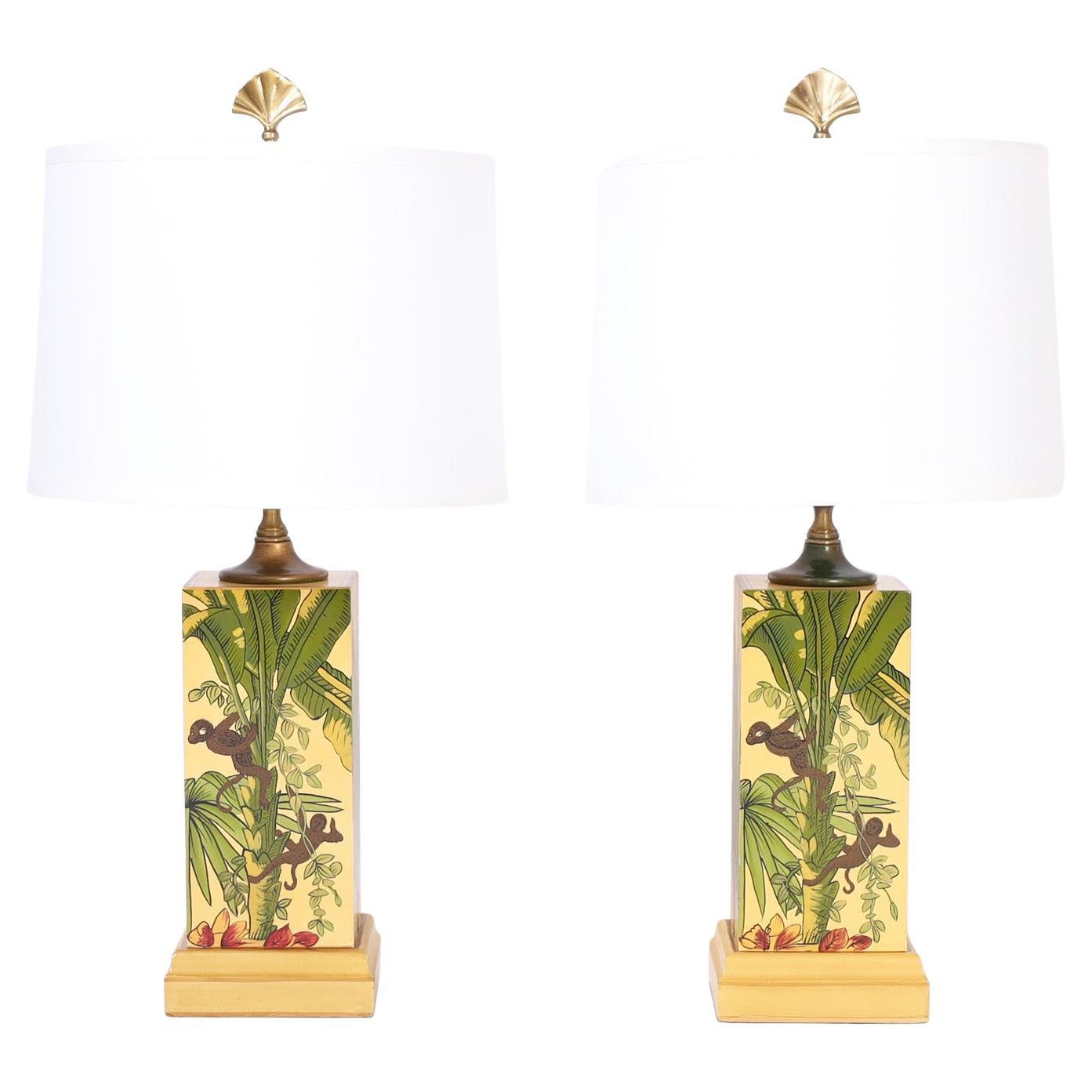 Paire de lampes de table peintes de style tropical en vente