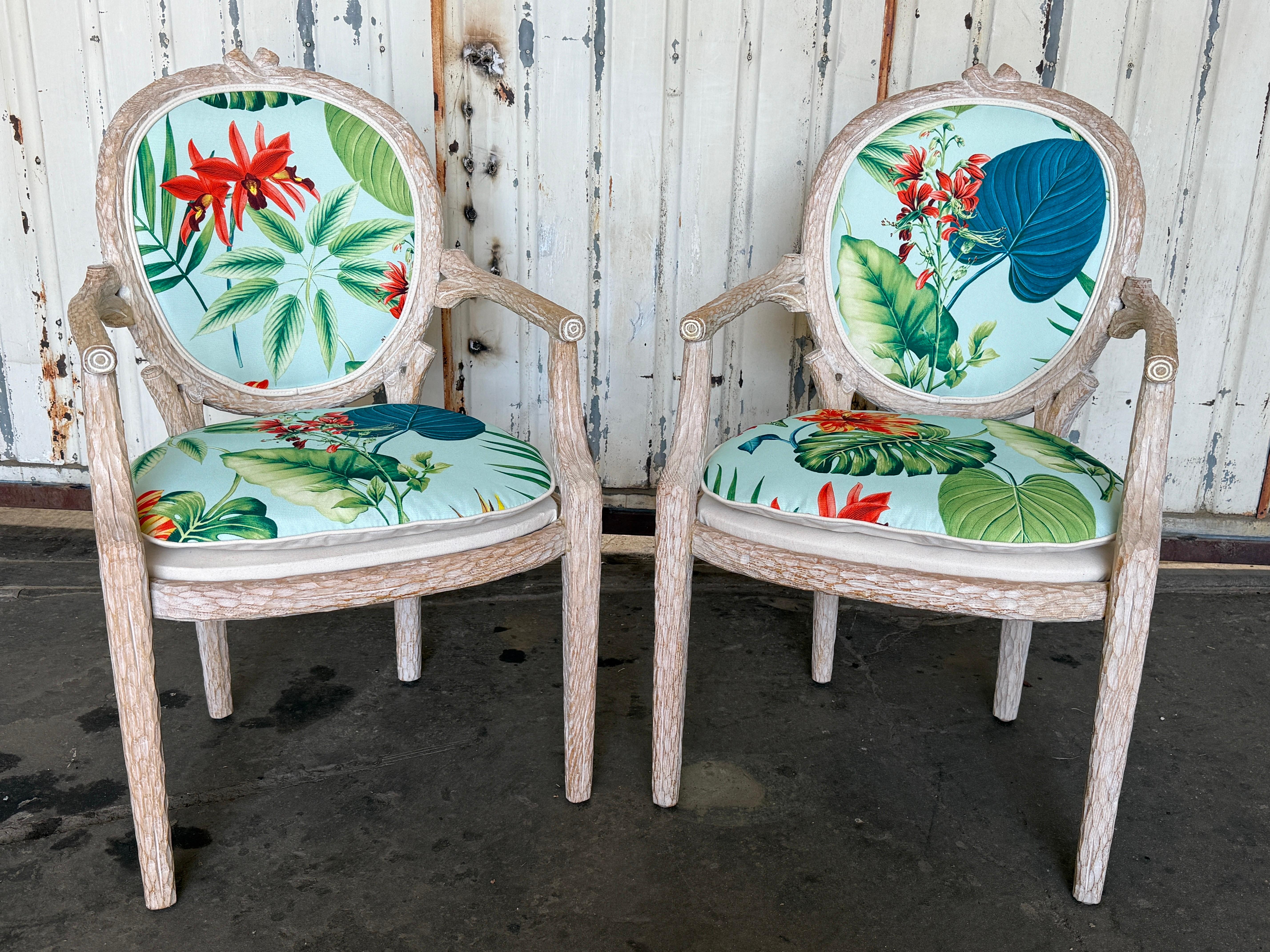 Zwei handgeschnitzte Palm Beach Regency Sessel aus weißer Eiche, gepolstert mit wunderschönem tropischem Stoff und in weißer, verwitterter Ausführung. Hergestellt in Mexiko.
Zwei Paare verfügbar. Der Preis gilt für ein Paar.
