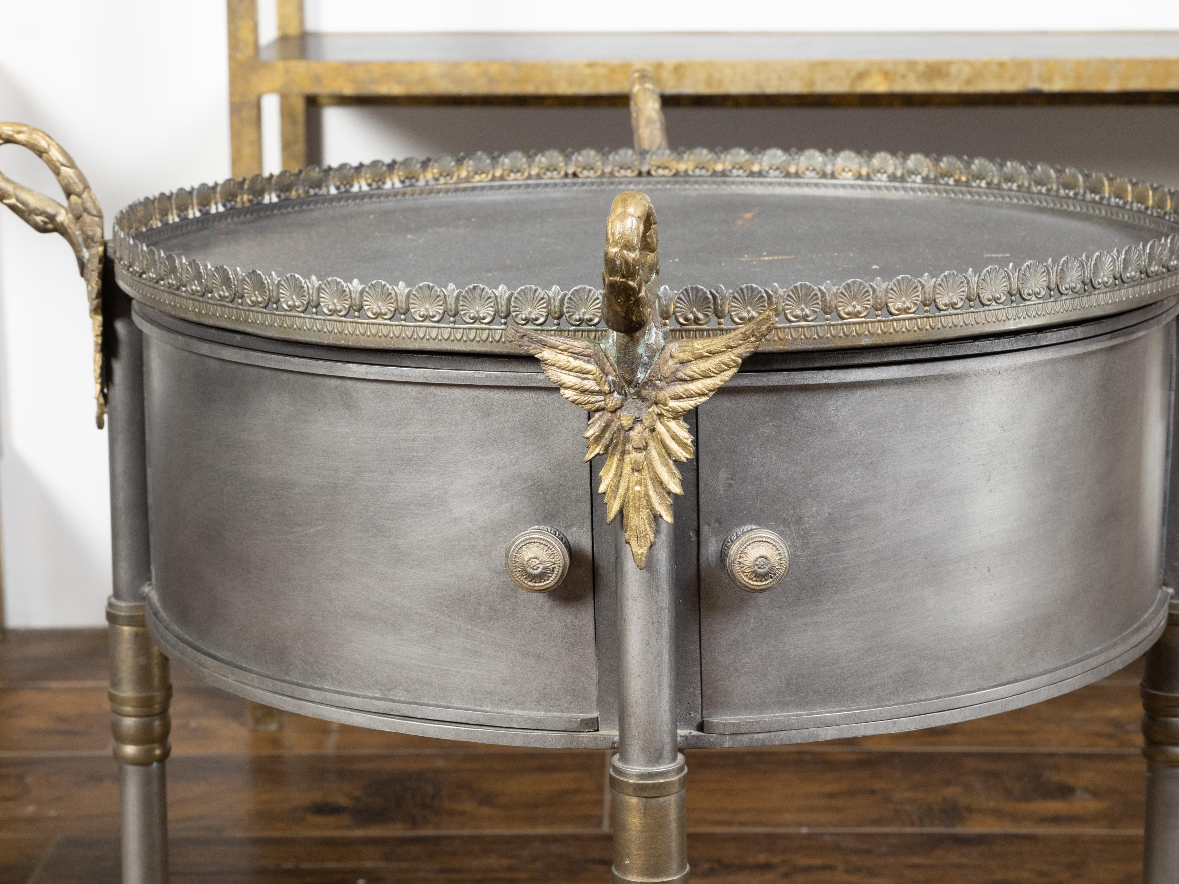 Mid-Century Modern Paire de tables d'appoint Trouvailles en métal et laiton avec cols et portes en forme de cygne en vente