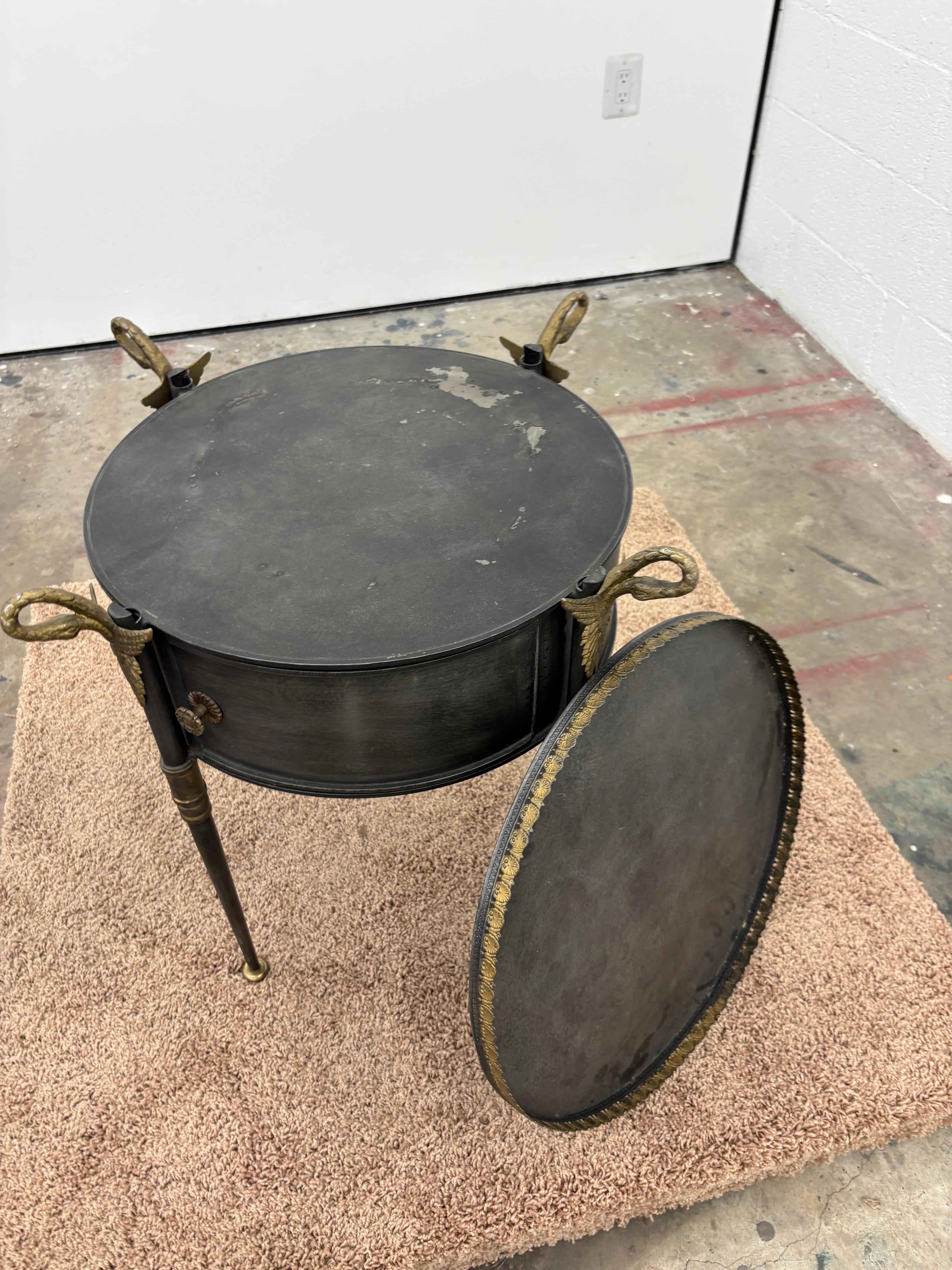 Paire de tables d'appoint Trouvailles en métal et laiton avec cols de cygne et portes, Frenc en vente 2