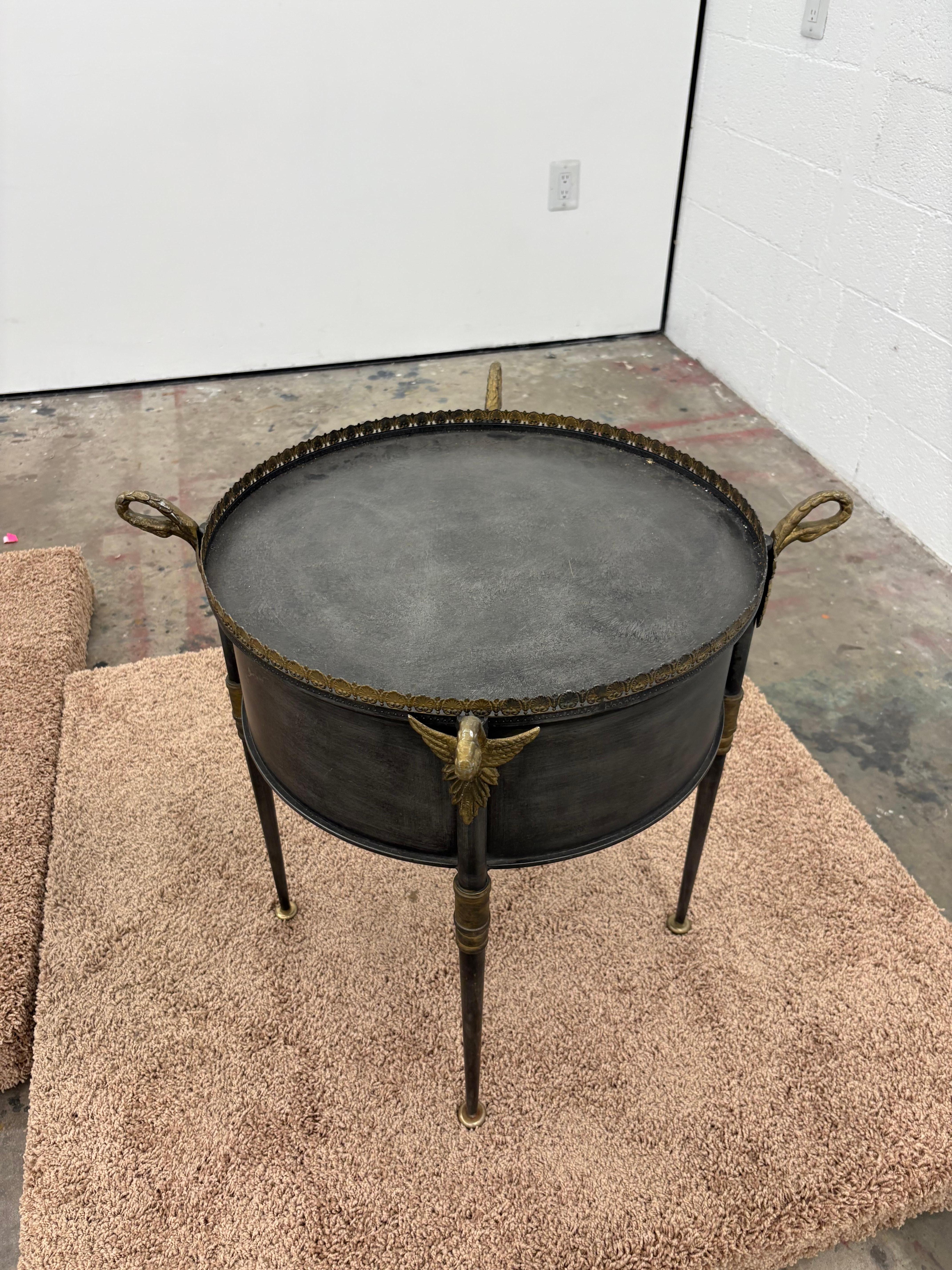 Paire de tables d'appoint Trouvailles en métal et laiton avec cols de cygne et portes, Frenc en vente 3