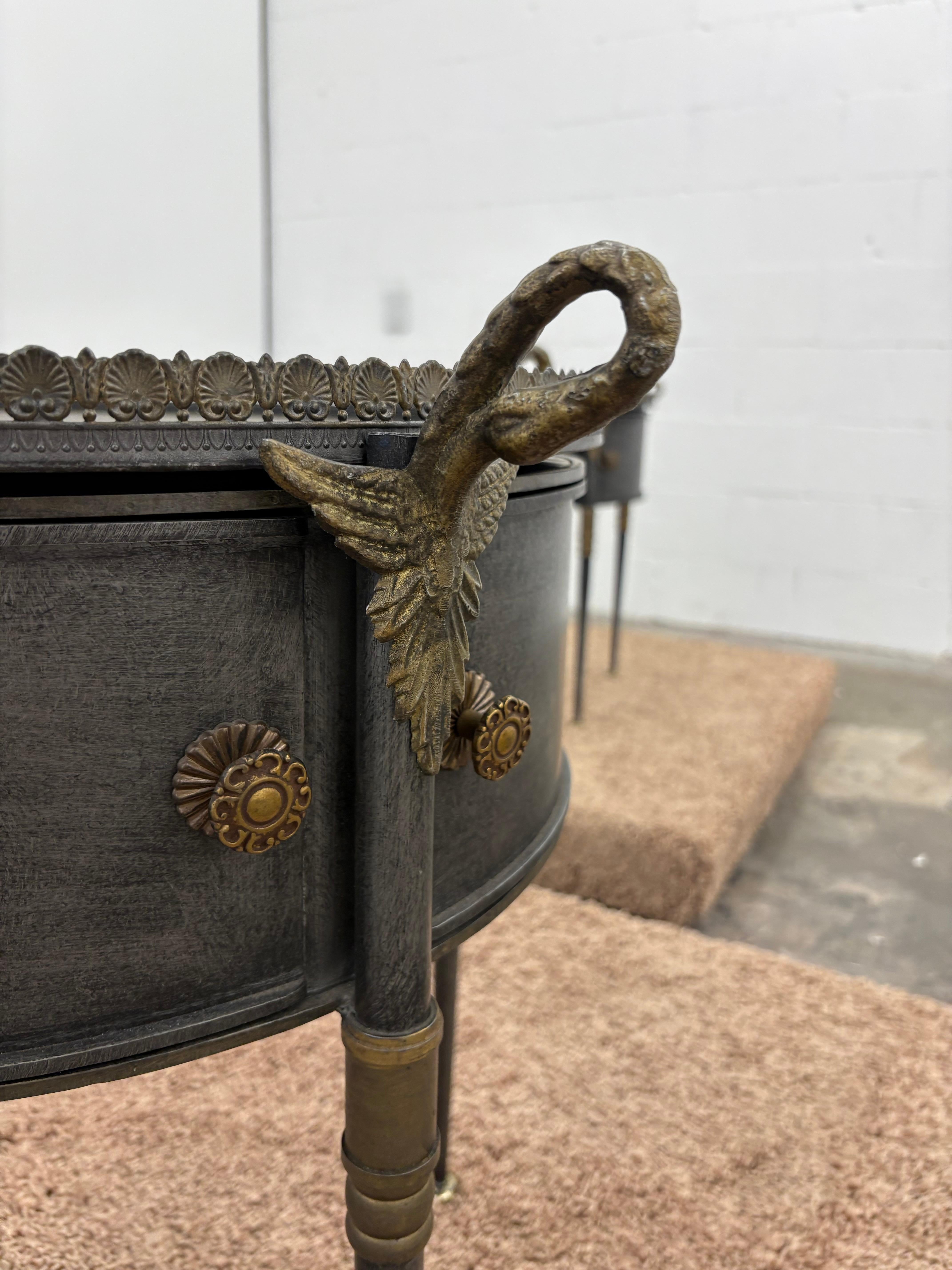 Empire Paire de tables d'appoint Trouvailles en métal et laiton avec cols de cygne et portes, Frenc en vente