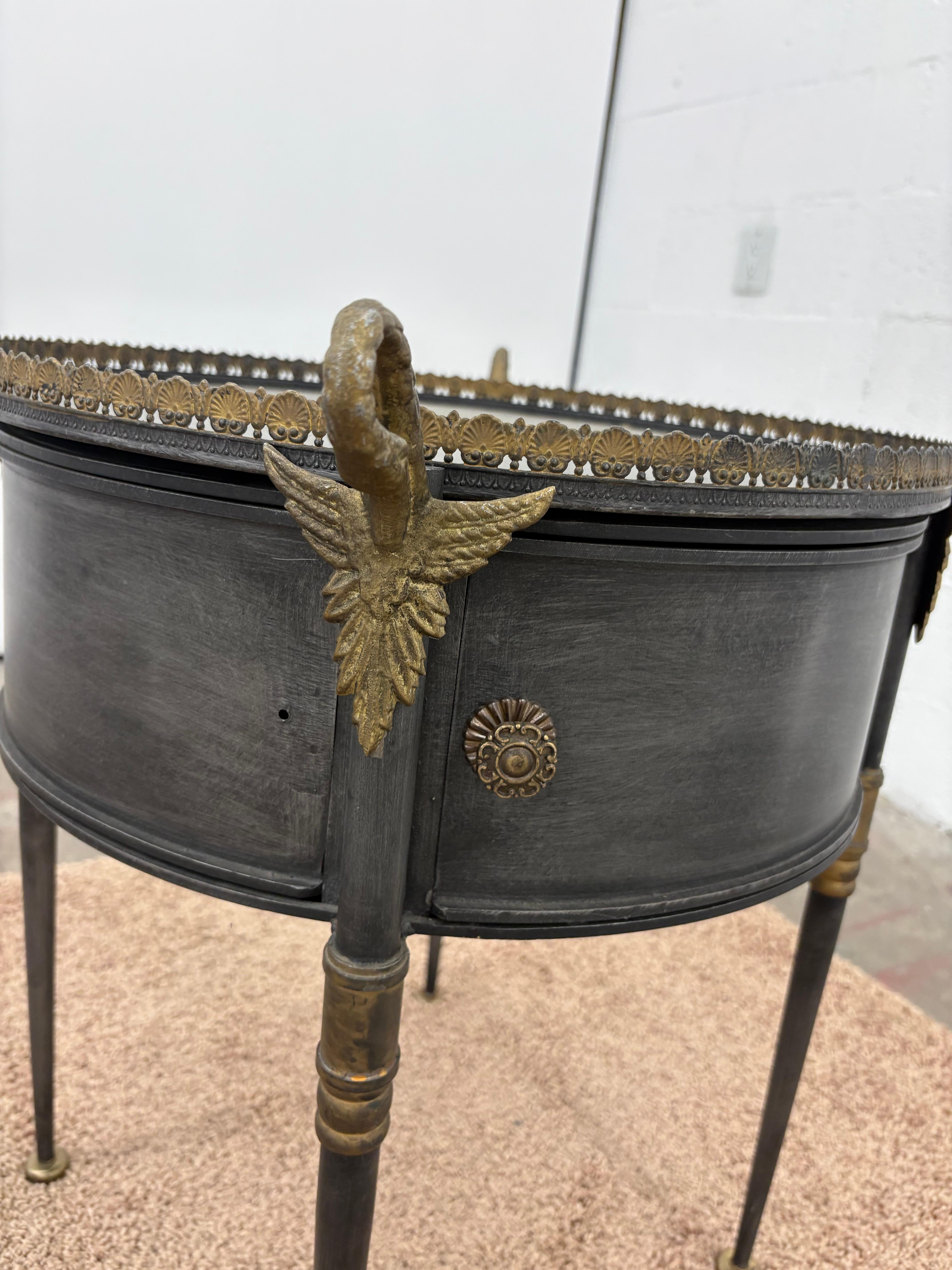 italien Paire de tables d'appoint Trouvailles en métal et laiton avec cols de cygne et portes, Frenc en vente