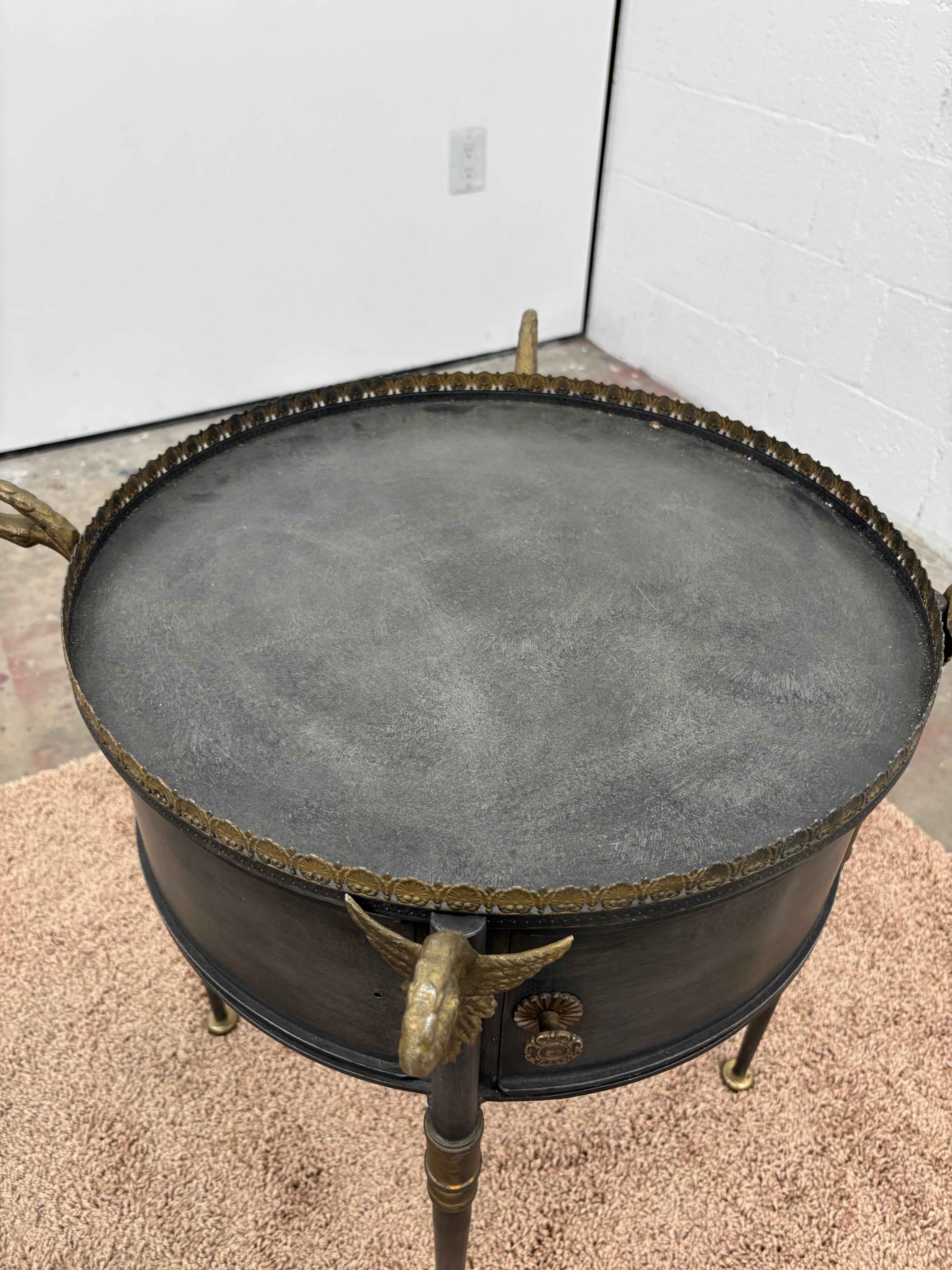 Paire de tables d'appoint Trouvailles en métal et laiton avec cols de cygne et portes, Frenc Bon état - En vente à Los Angeles, CA