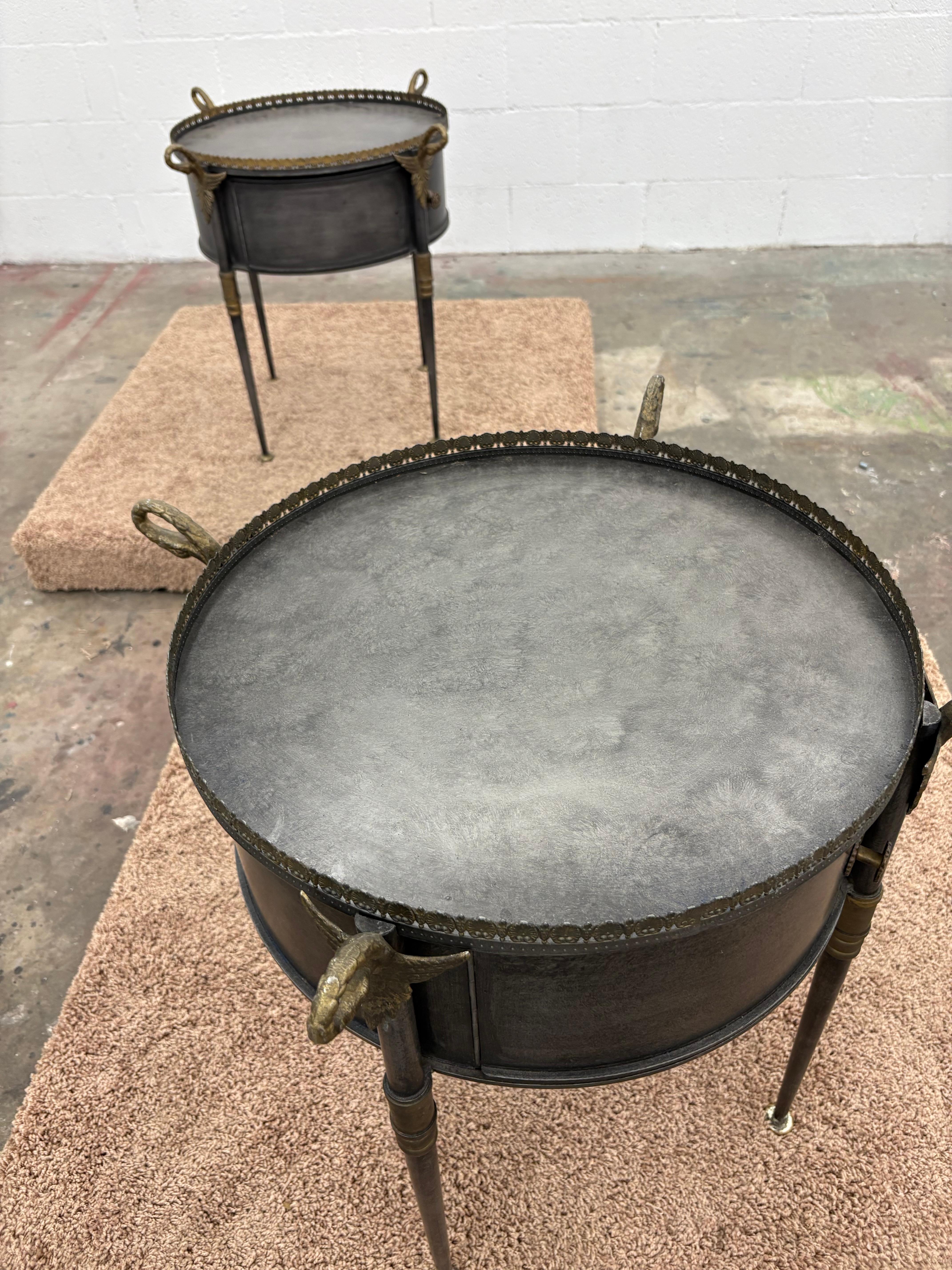20ième siècle Paire de tables d'appoint Trouvailles en métal et laiton avec cols de cygne et portes, Frenc en vente