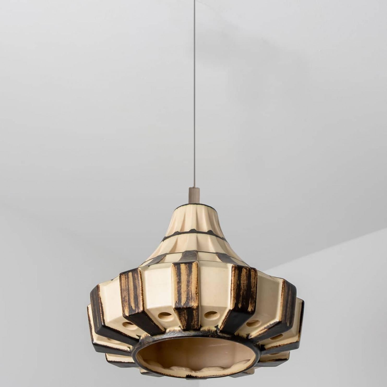 Coppia di lampade a sospensione in ceramica marrone avorio a tromba, Danimarca, 1970 in vendita 3