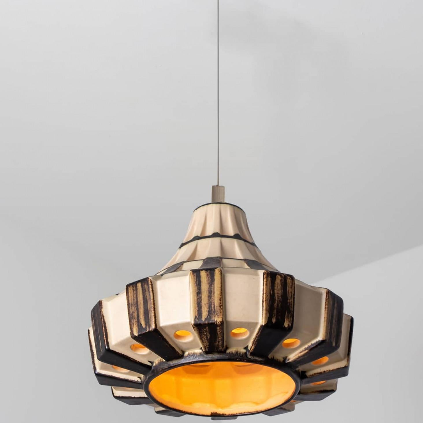 Coppia di lampade a sospensione in ceramica marrone avorio a tromba, Danimarca, 1970 in vendita 4