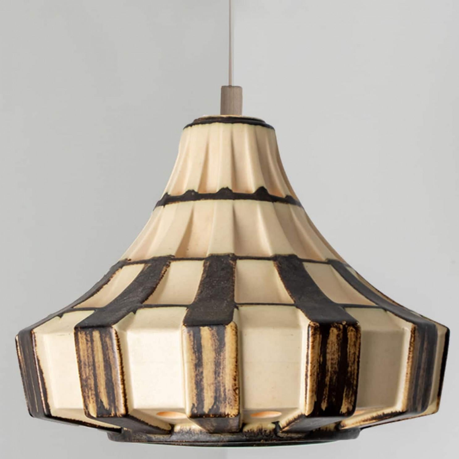 Coppia di lampade a sospensione in ceramica marrone avorio a tromba, Danimarca, 1970 in vendita 5