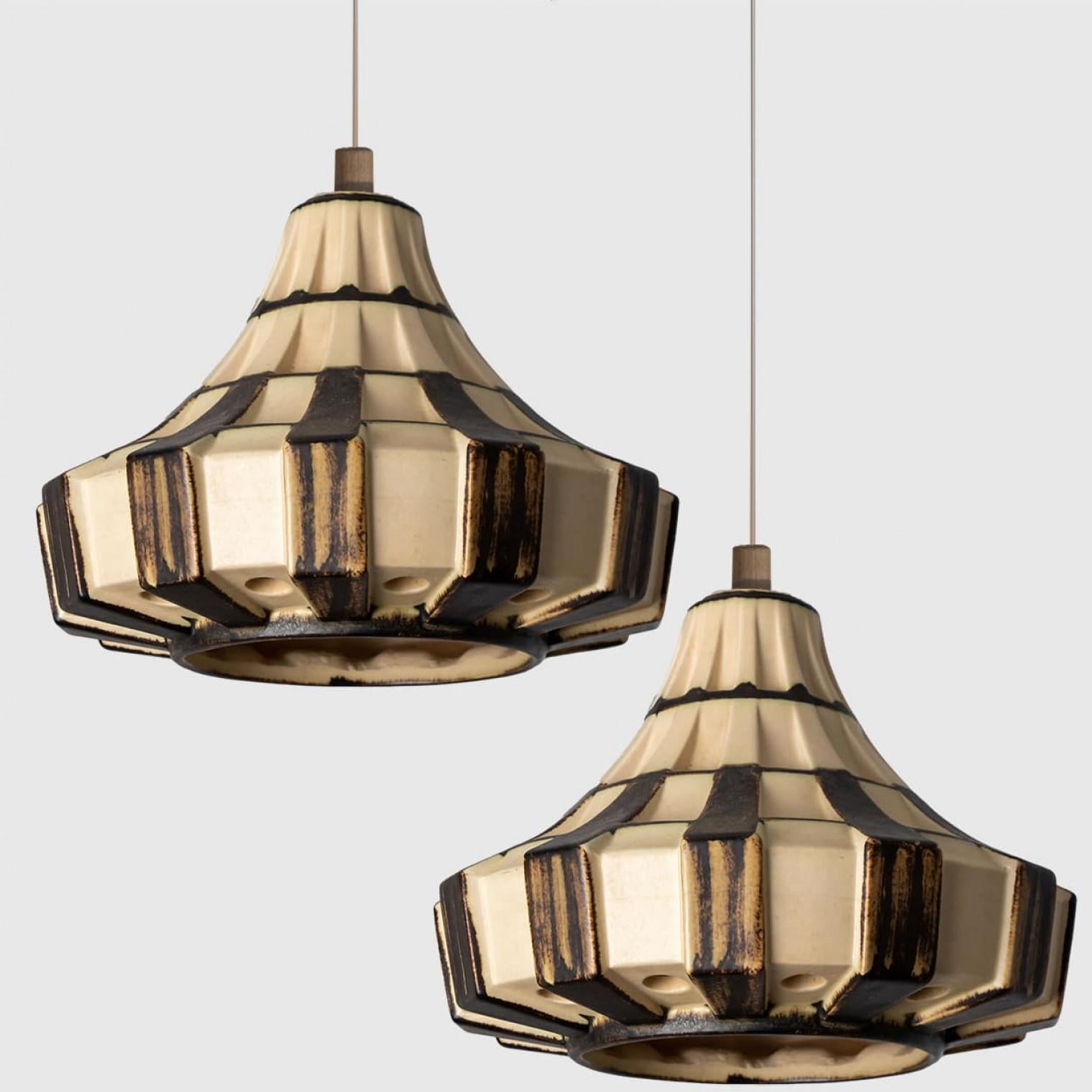Pair of Trumpet Ivory Brown Ceramic Pendant Light, Denmark, 1970 In Good Condition For Sale In Rijssen, NL
