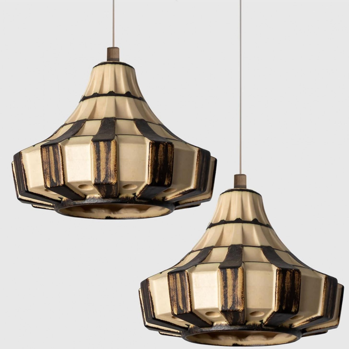 Pair of Trumpet Ivory Brown Ceramic Pendant Light, Denmark, 1970 In Good Condition For Sale In Rijssen, NL