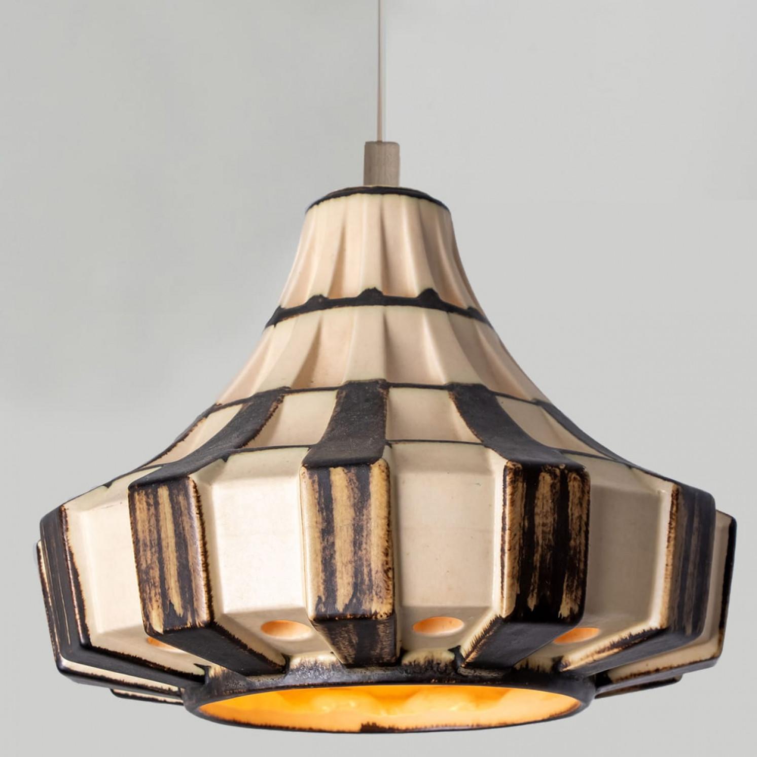 Ceramica Coppia di lampade a sospensione in ceramica marrone avorio a tromba, Danimarca, 1970 in vendita