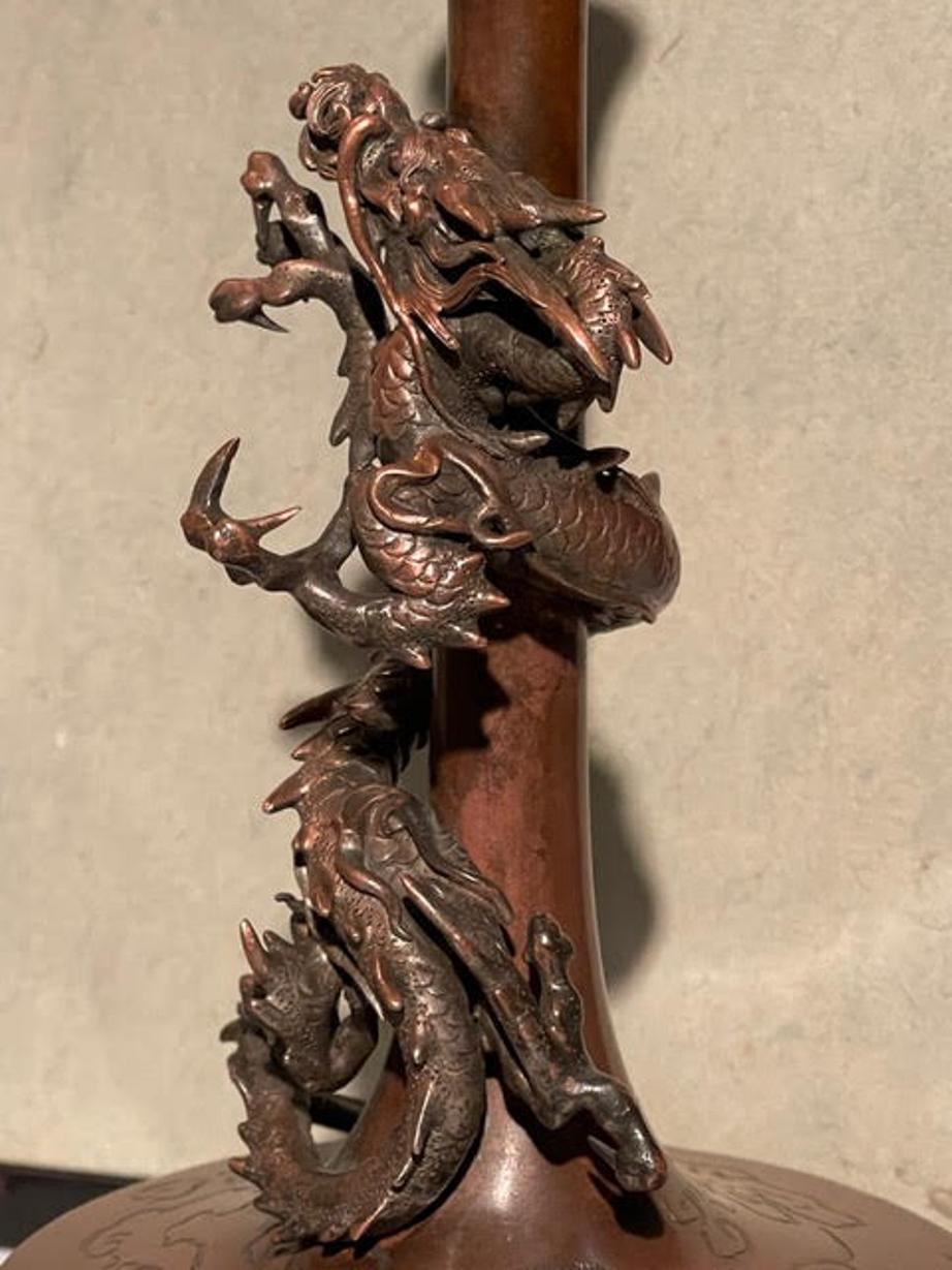 Seltenes Paar hervorragender trompetenförmiger Vasen mit geprägtem Wolkenmotiv und gegossenen Drachen aus der Edo-Periode (1603-1868). Tief Schokolade Farbe Bronze mit einer reichen Patina und Highlights auf die Drachen.
