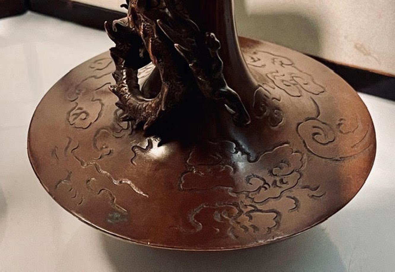 Japanisches Paar Trompeten in Form eines Trompetenpaares  Bronzevasen mit Drachenmotiv aus Bronze im Zustand „Gut“ im Angebot in New York, NY