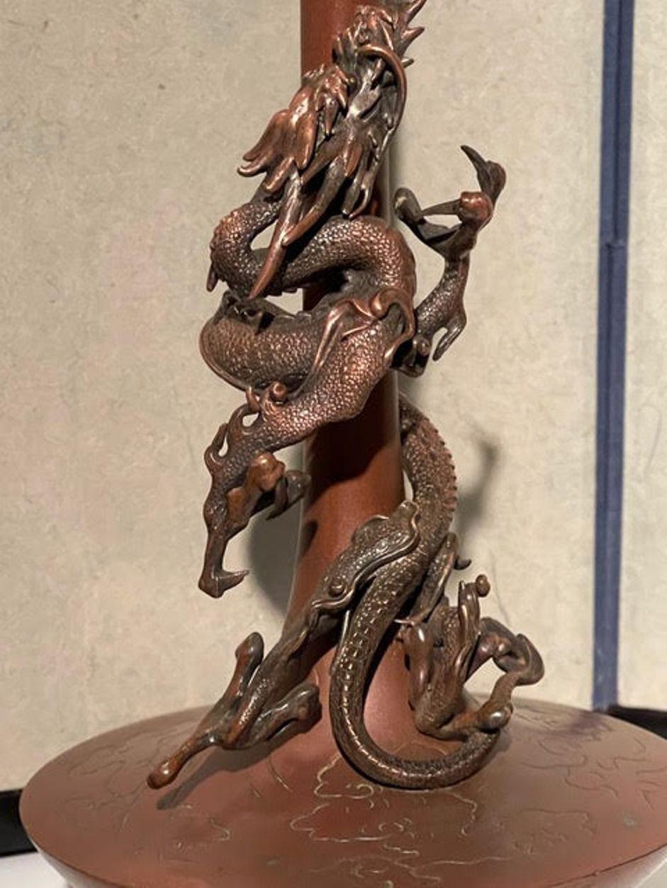 Japanisches Paar Trompeten in Form eines Trompetenpaares  Bronzevasen mit Drachenmotiv aus Bronze im Angebot 2