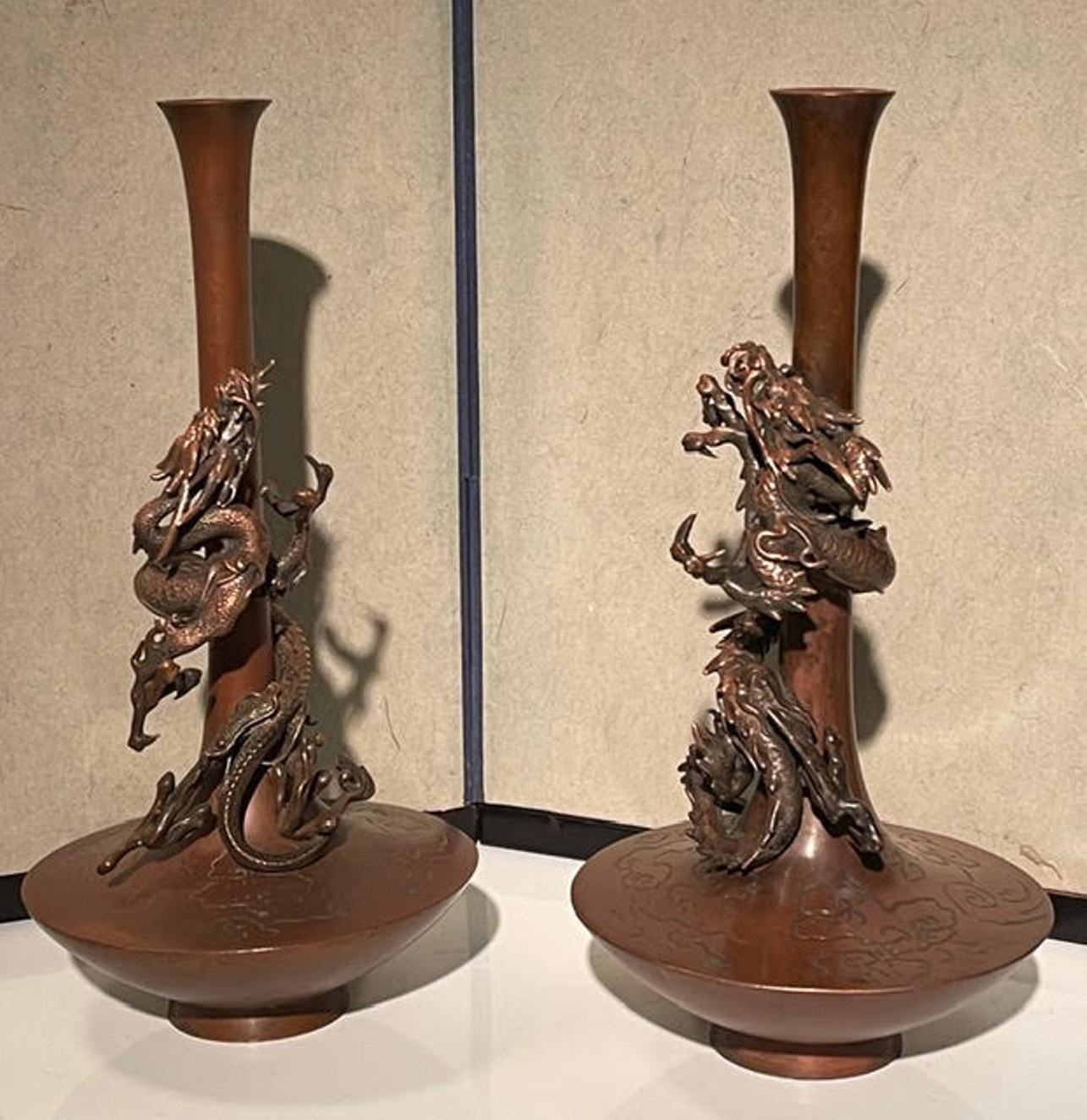Japanisches Paar Trompeten in Form eines Trompetenpaares  Bronzevasen mit Drachenmotiv aus Bronze im Angebot