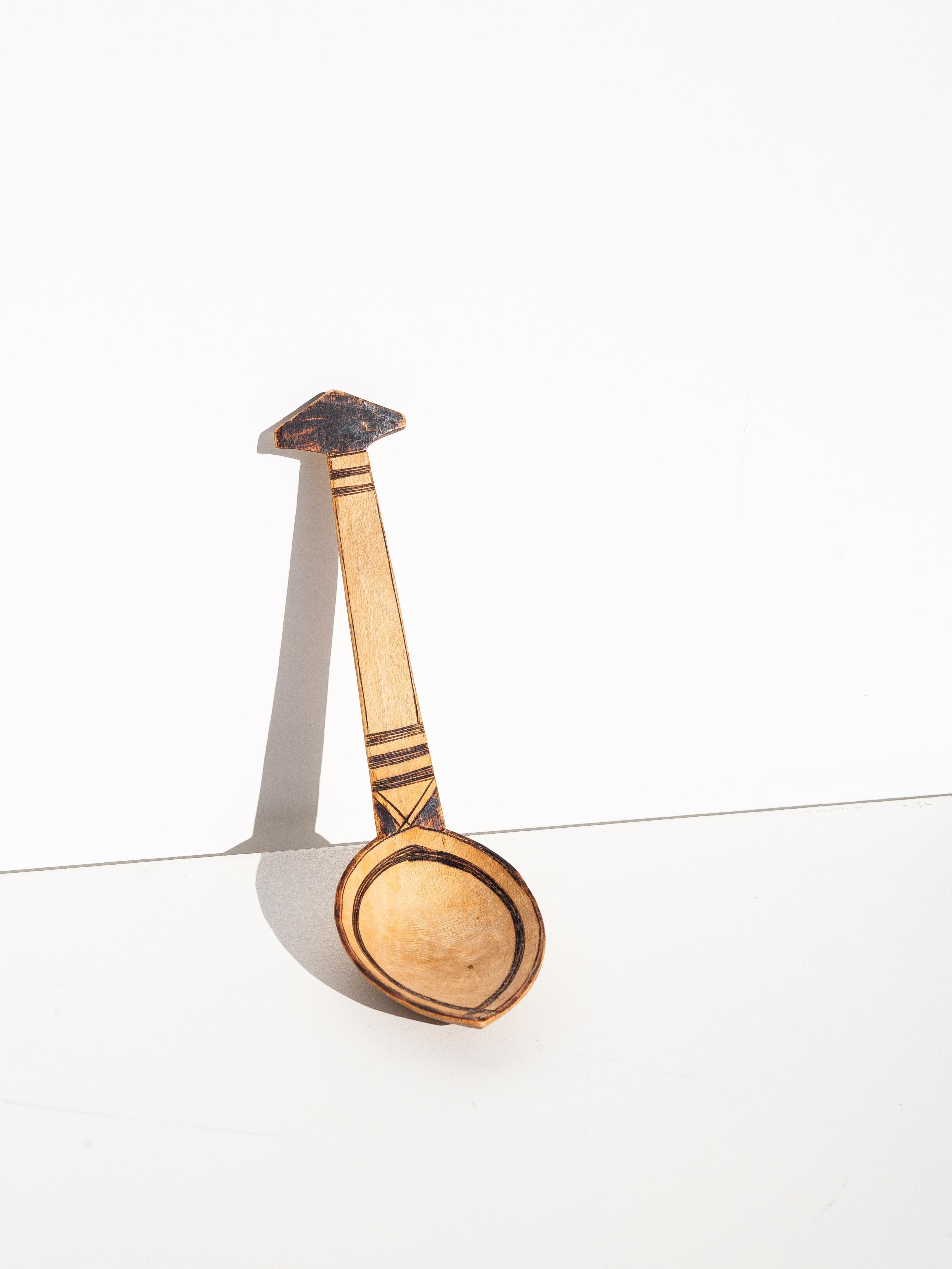 Paar handgeschnitzte und gravierte Tuareg-Holzlöffel - Afrikanische Kunst im Angebot 3