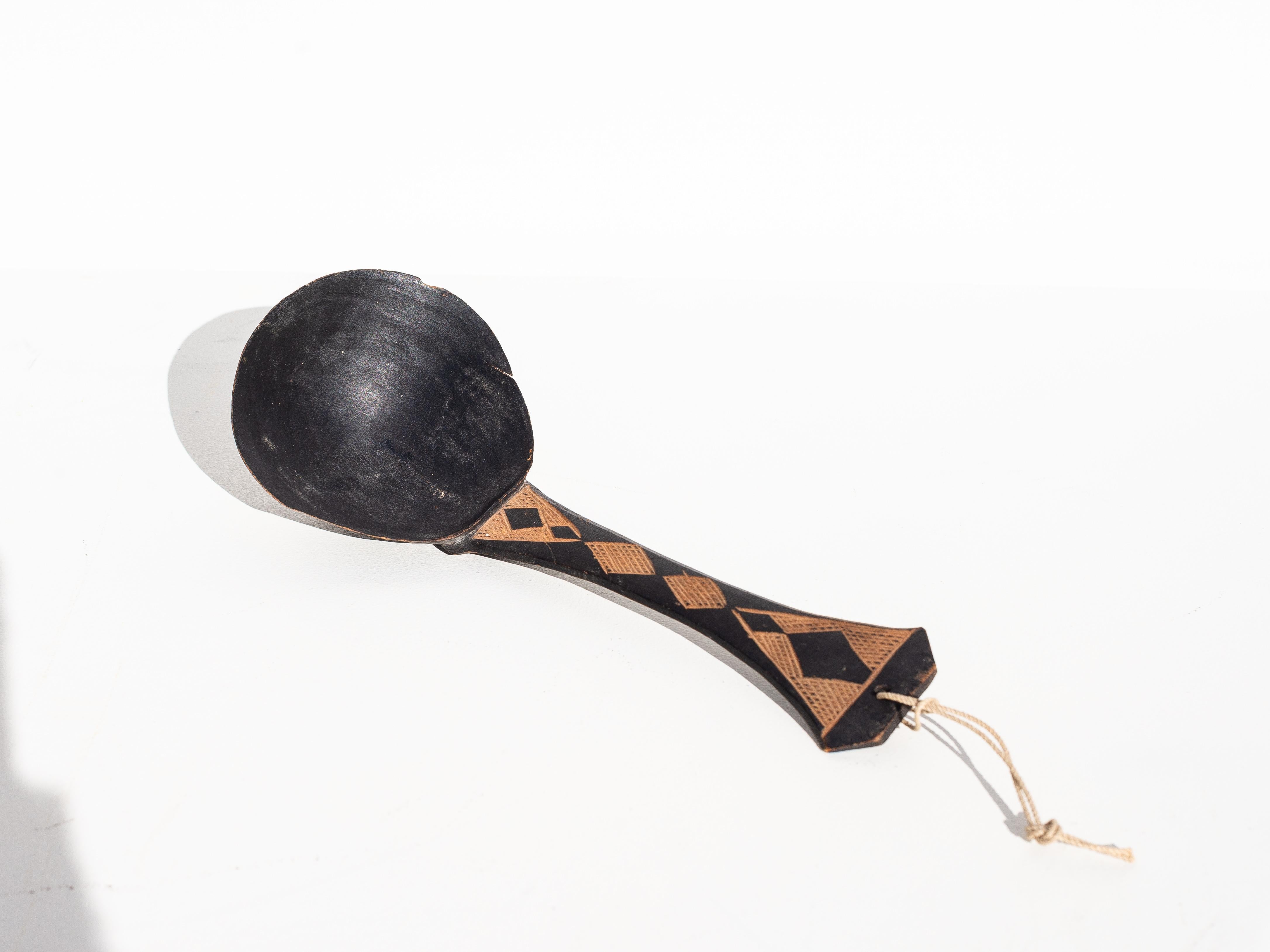 Paar handgeschnitzte und gravierte Tuareg-Holzlöffel - Afrikanische Kunst im Angebot 4