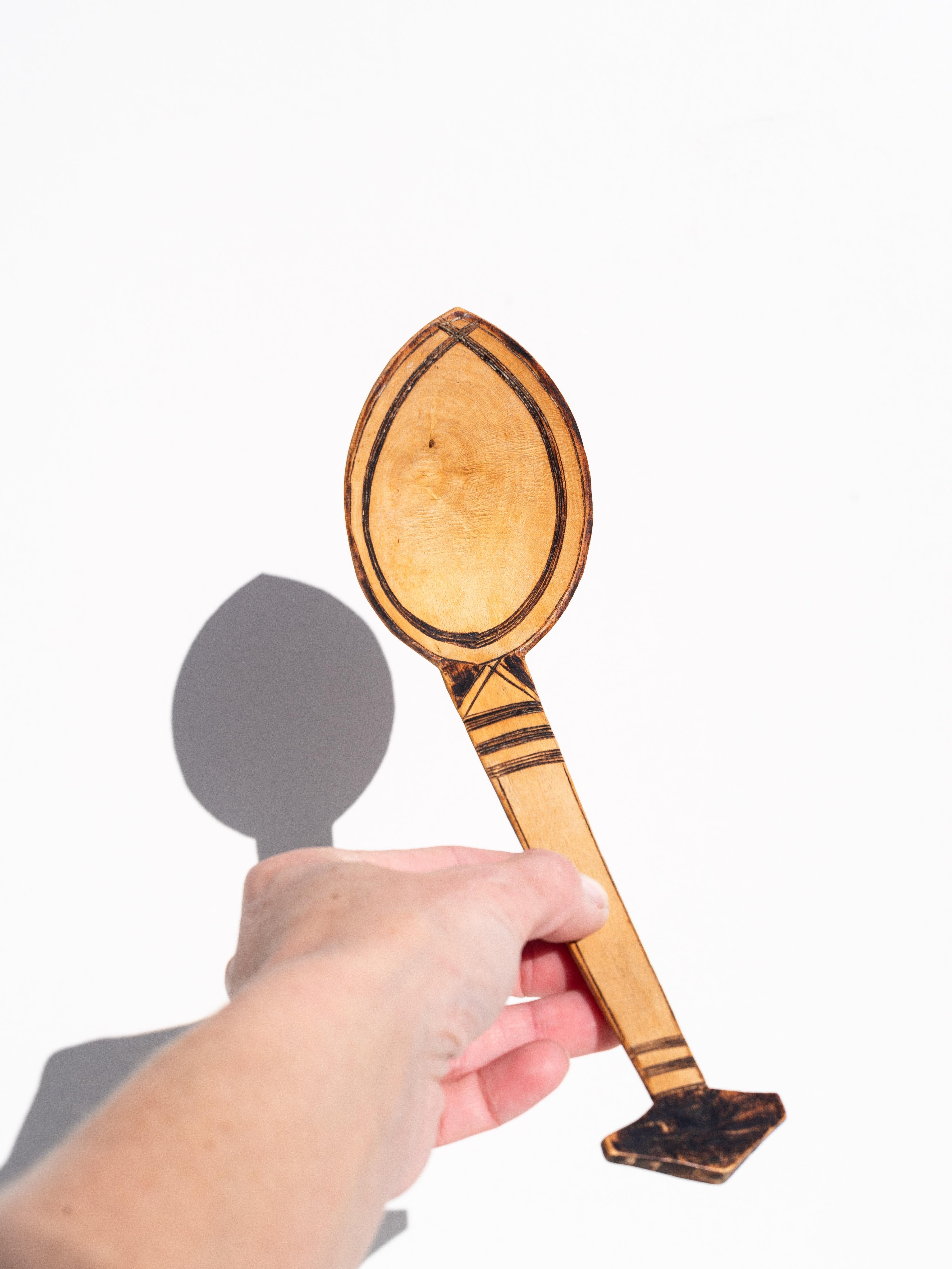 Paar handgeschnitzte und gravierte Tuareg-Holzlöffel - Afrikanische Kunst im Angebot 6