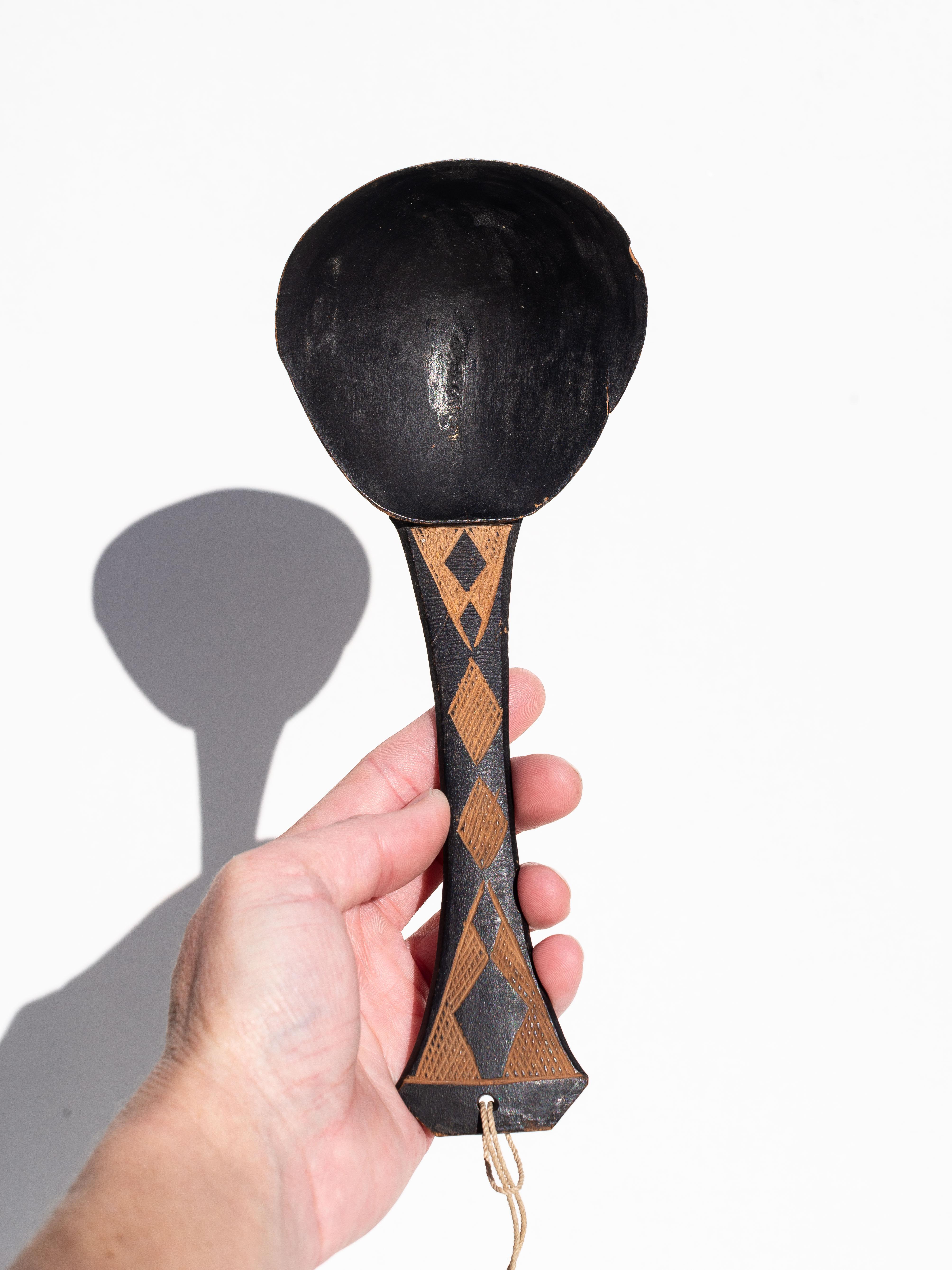 Paar handgeschnitzte und gravierte Tuareg-Holzlöffel - Afrikanische Kunst im Angebot 7