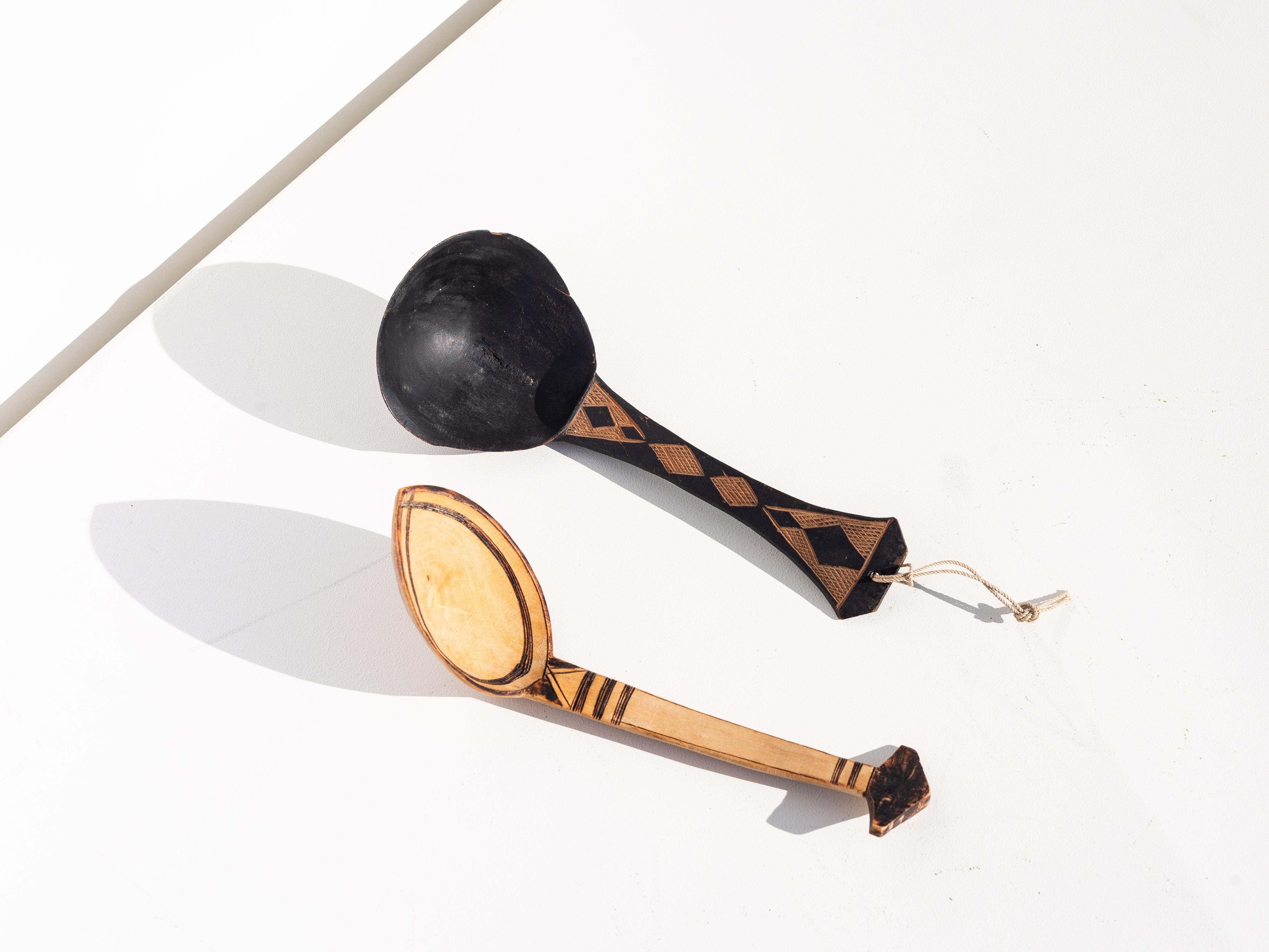 Paar handgeschnitzte und gravierte Tuareg-Holzlöffel - Afrikanische Kunst

Satz von zwei wunderschön handgeschnitzten Holzlöffeln aus Mali, aus den 1970er Jahren.

Sie können in der Küche verwendet oder als dekorative Kunstwerke an der Wand