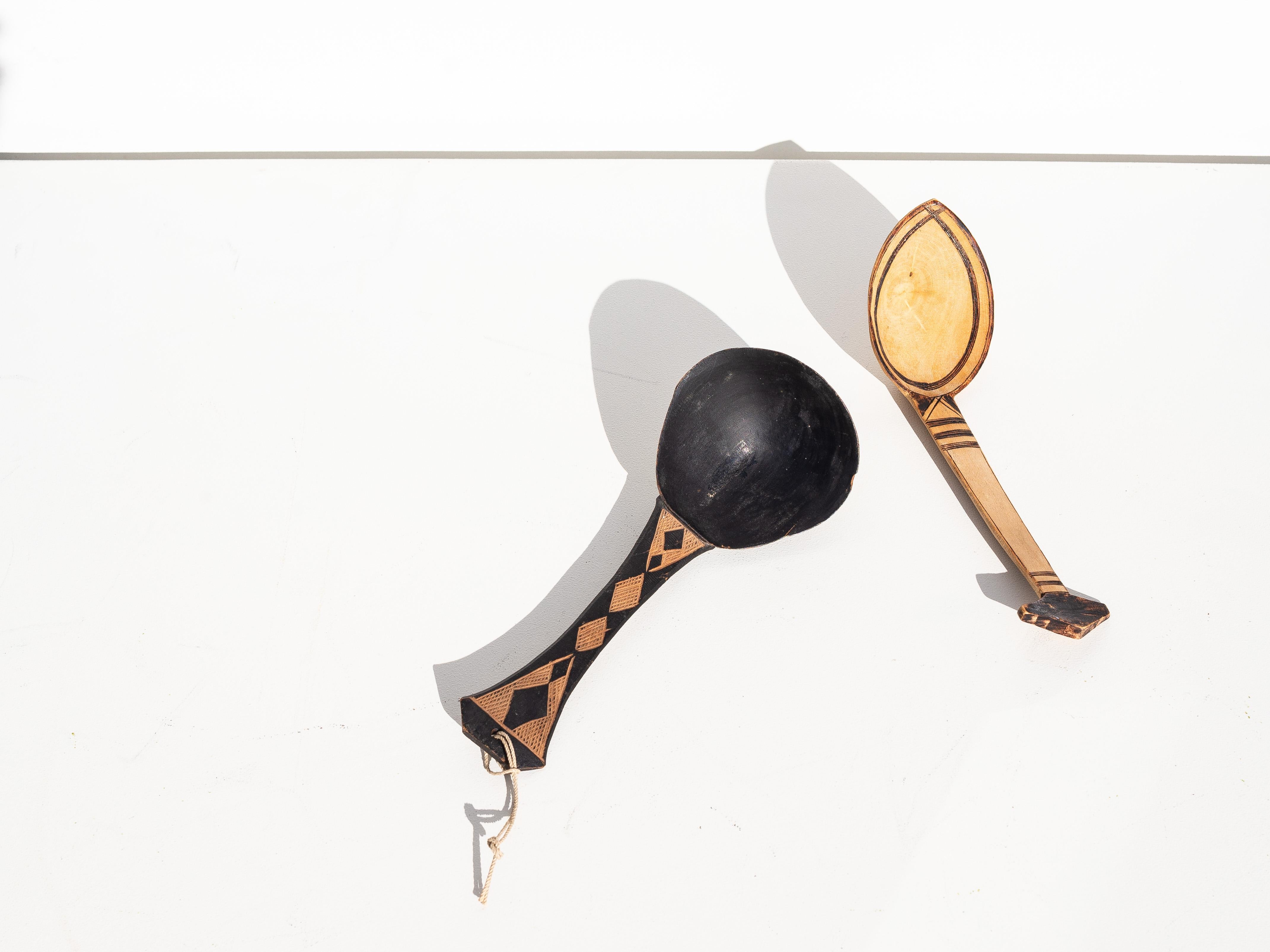 Paar handgeschnitzte und gravierte Tuareg-Holzlöffel - Afrikanische Kunst (Stammeskunst) im Angebot