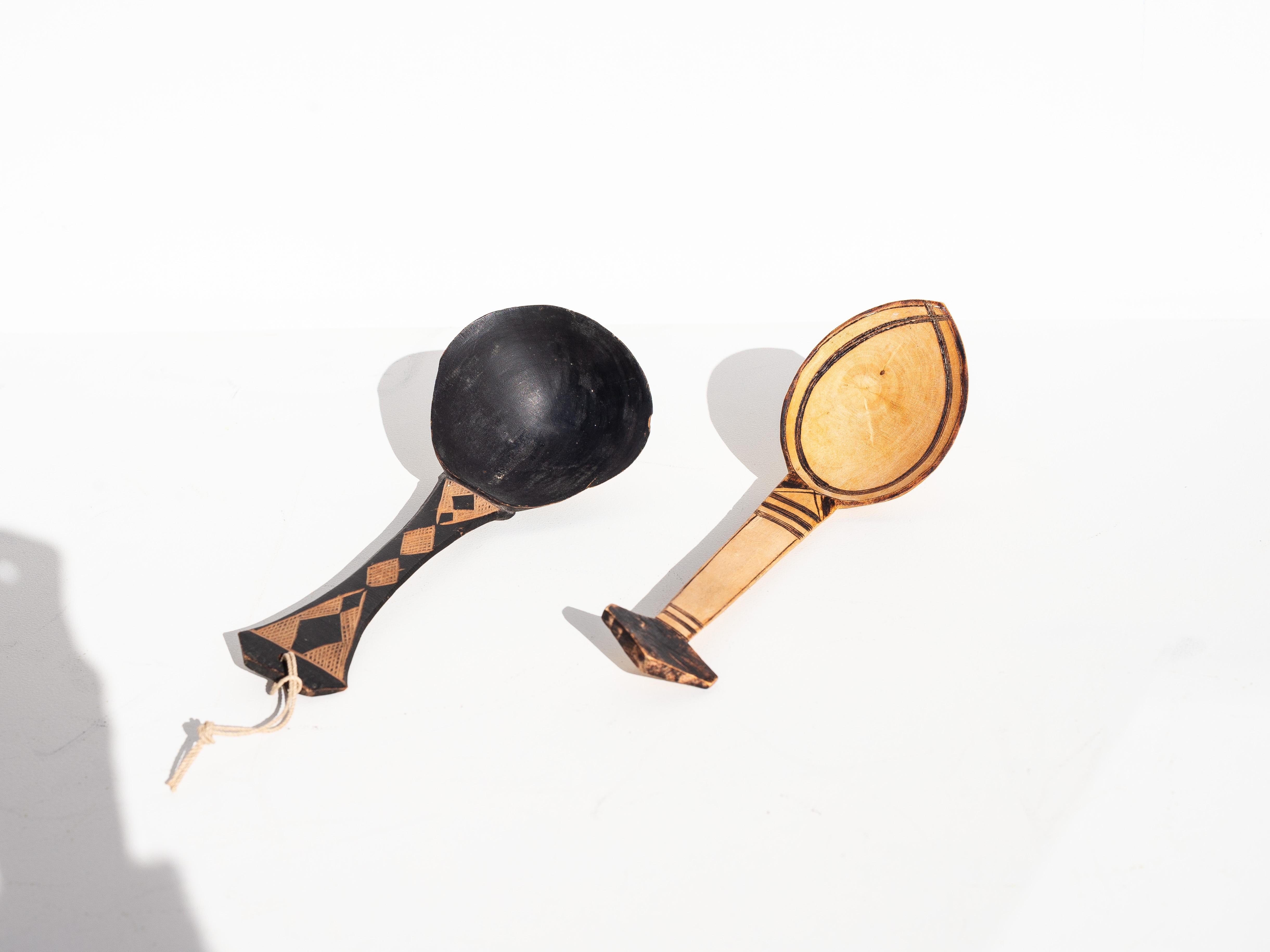 Paar handgeschnitzte und gravierte Tuareg-Holzlöffel - Afrikanische Kunst (Malisch) im Angebot