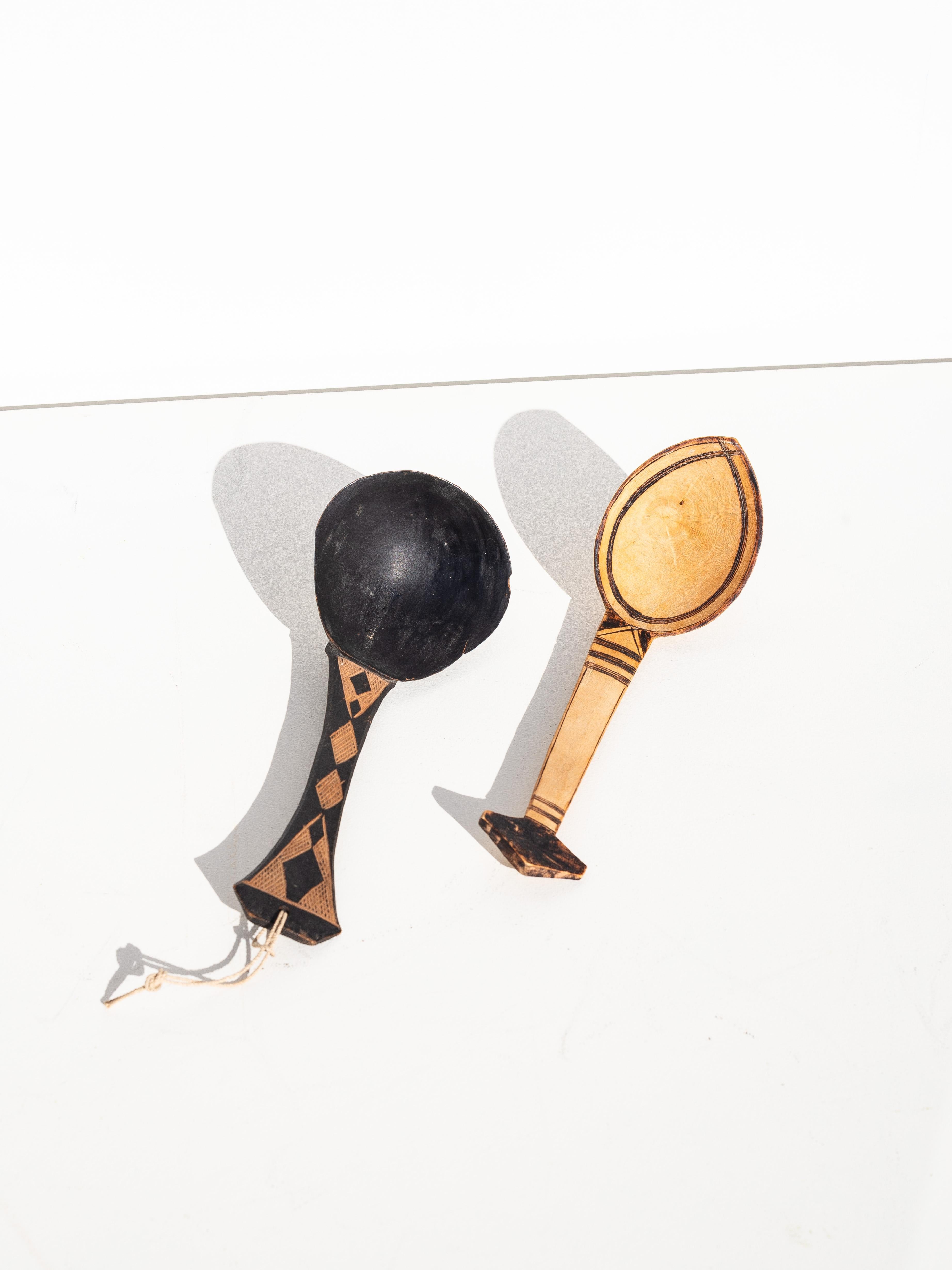 Paar handgeschnitzte und gravierte Tuareg-Holzlöffel - Afrikanische Kunst (Geschnitzt) im Angebot