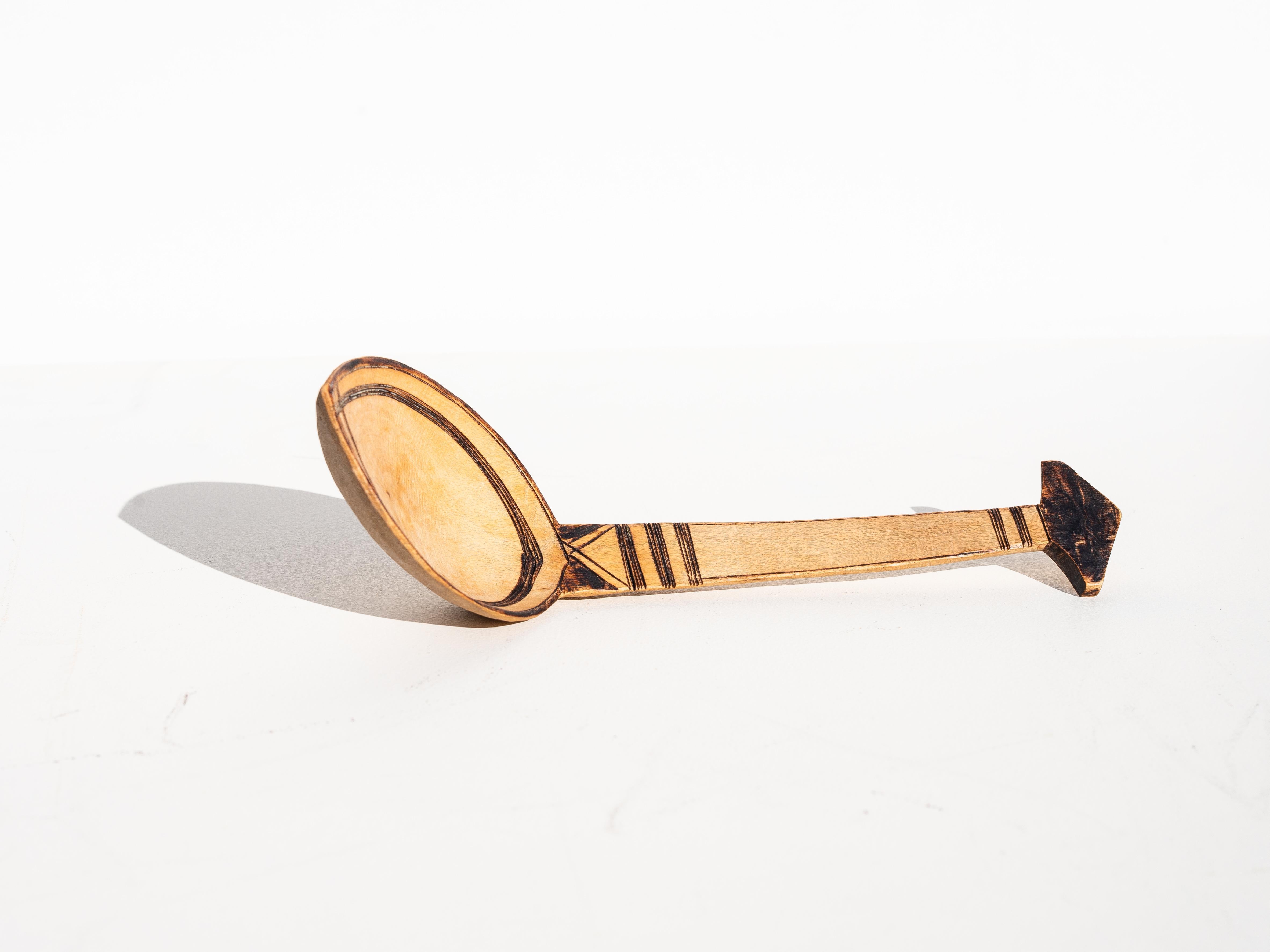 Paar handgeschnitzte und gravierte Tuareg-Holzlöffel - Afrikanische Kunst im Zustand „Gut“ im Angebot in ROUEN, Normandie