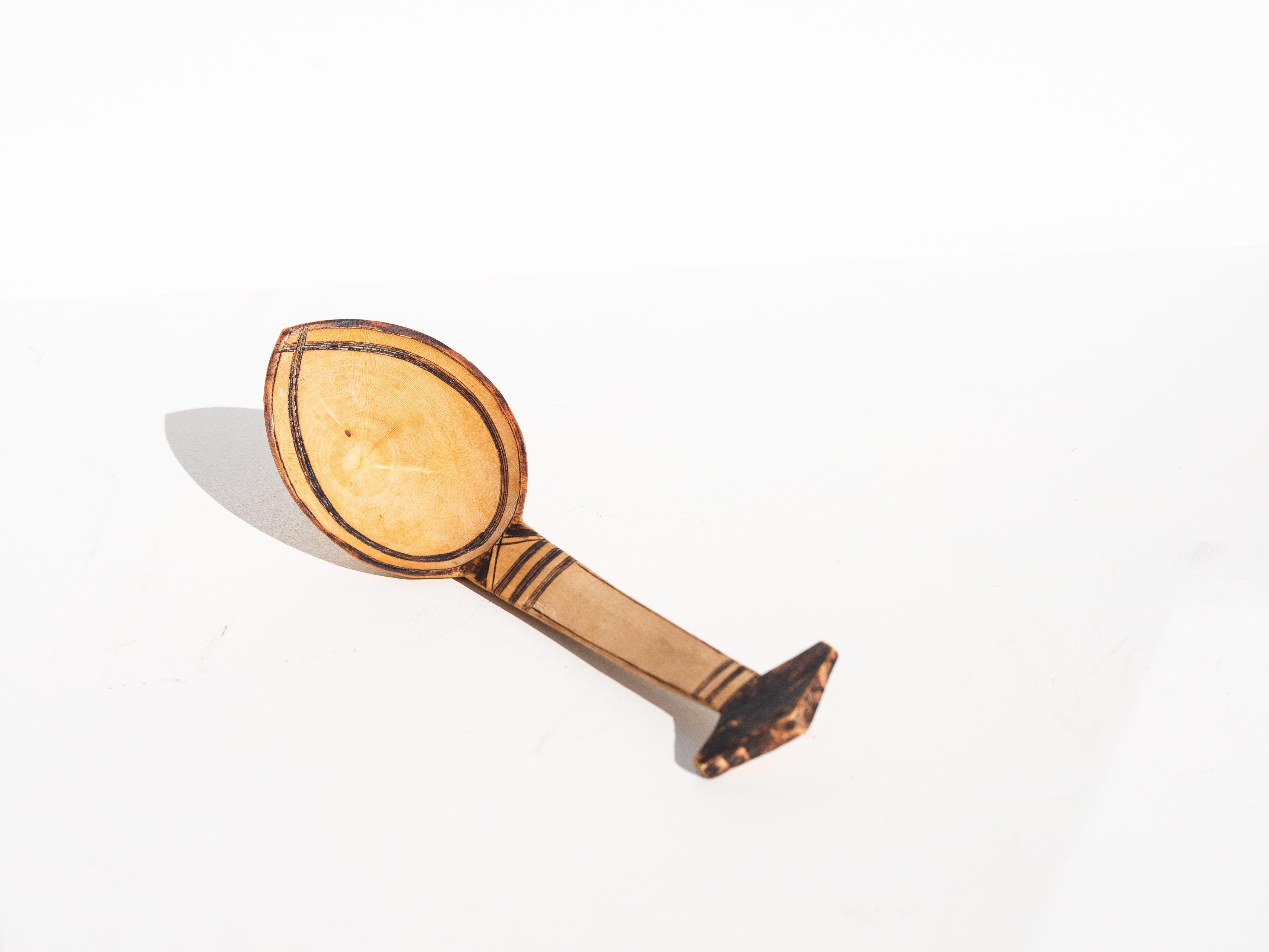 Paar handgeschnitzte und gravierte Tuareg-Holzlöffel - Afrikanische Kunst (20. Jahrhundert) im Angebot