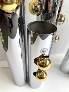 Coppia di lampade a tubo in metallo cromato Scultura di OMA. Italia, anni '70