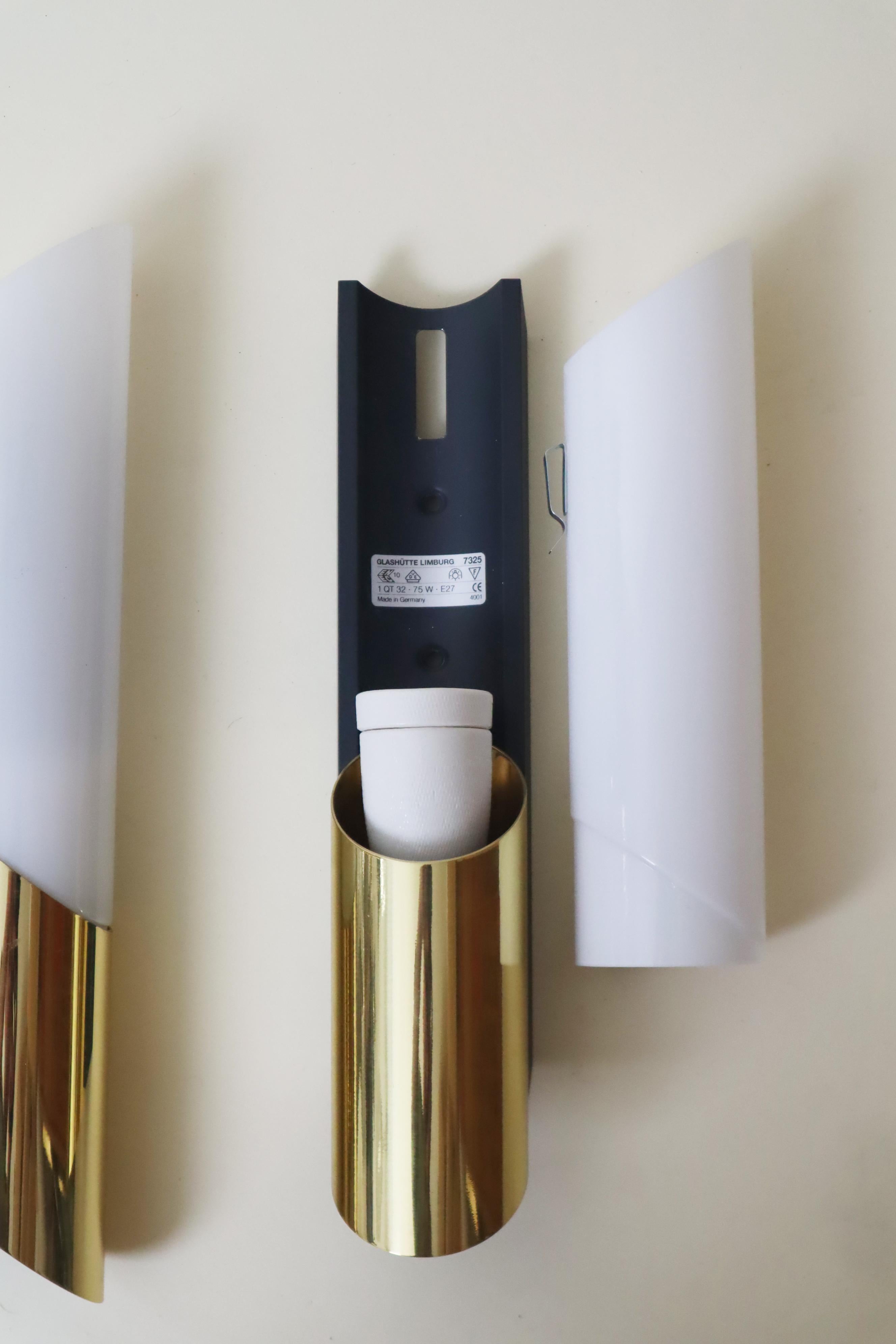 Paar Wandleuchten aus Messing und weißem Glas von Limburger Glashütte im Angebot 9