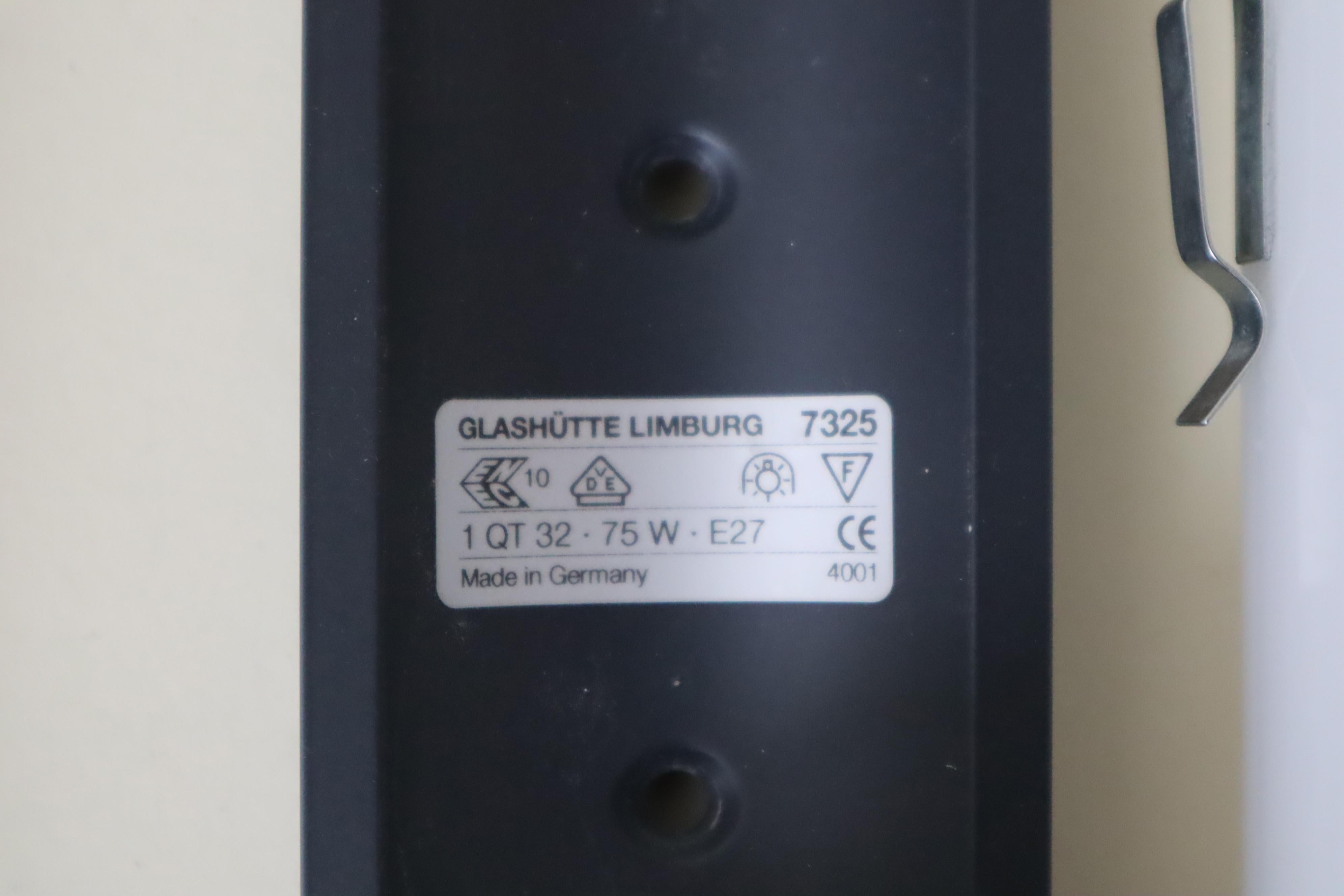 Paar Wandleuchten aus Messing und weißem Glas von Limburger Glashütte im Angebot 10