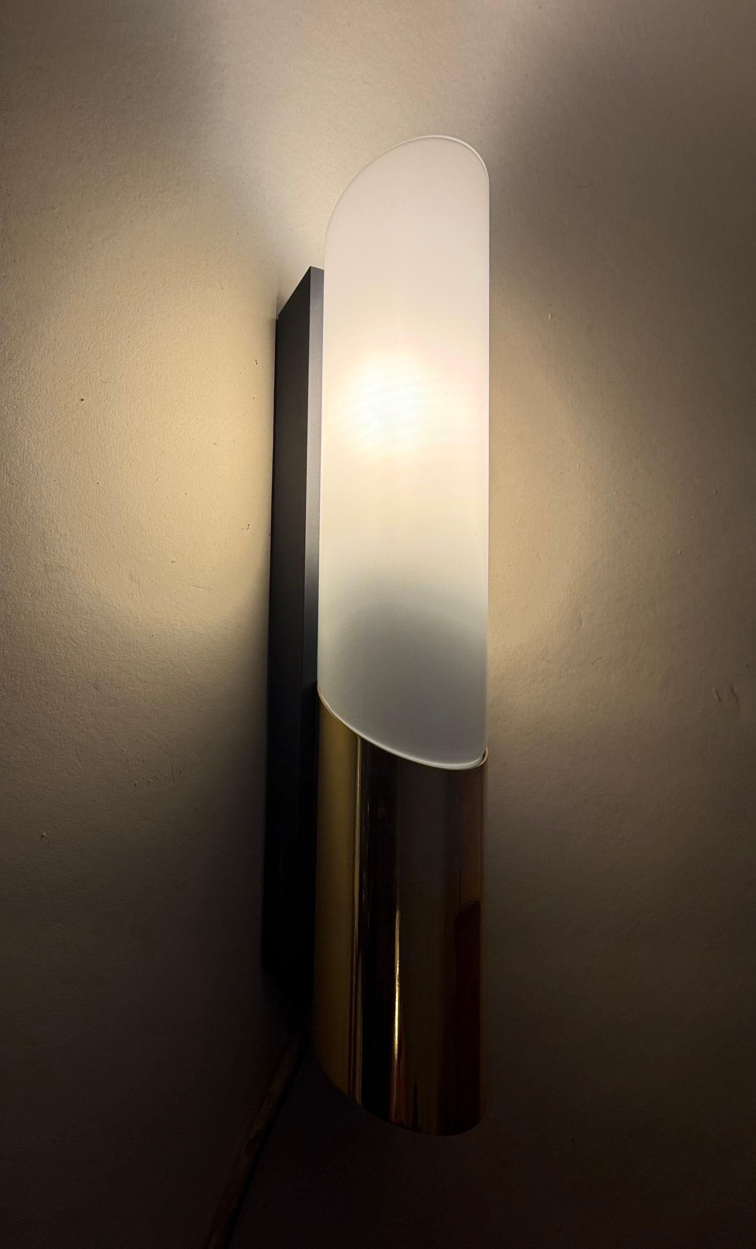 Paar Wandleuchten aus Messing und weißem Glas von Limburger Glashütte (Moderne) im Angebot