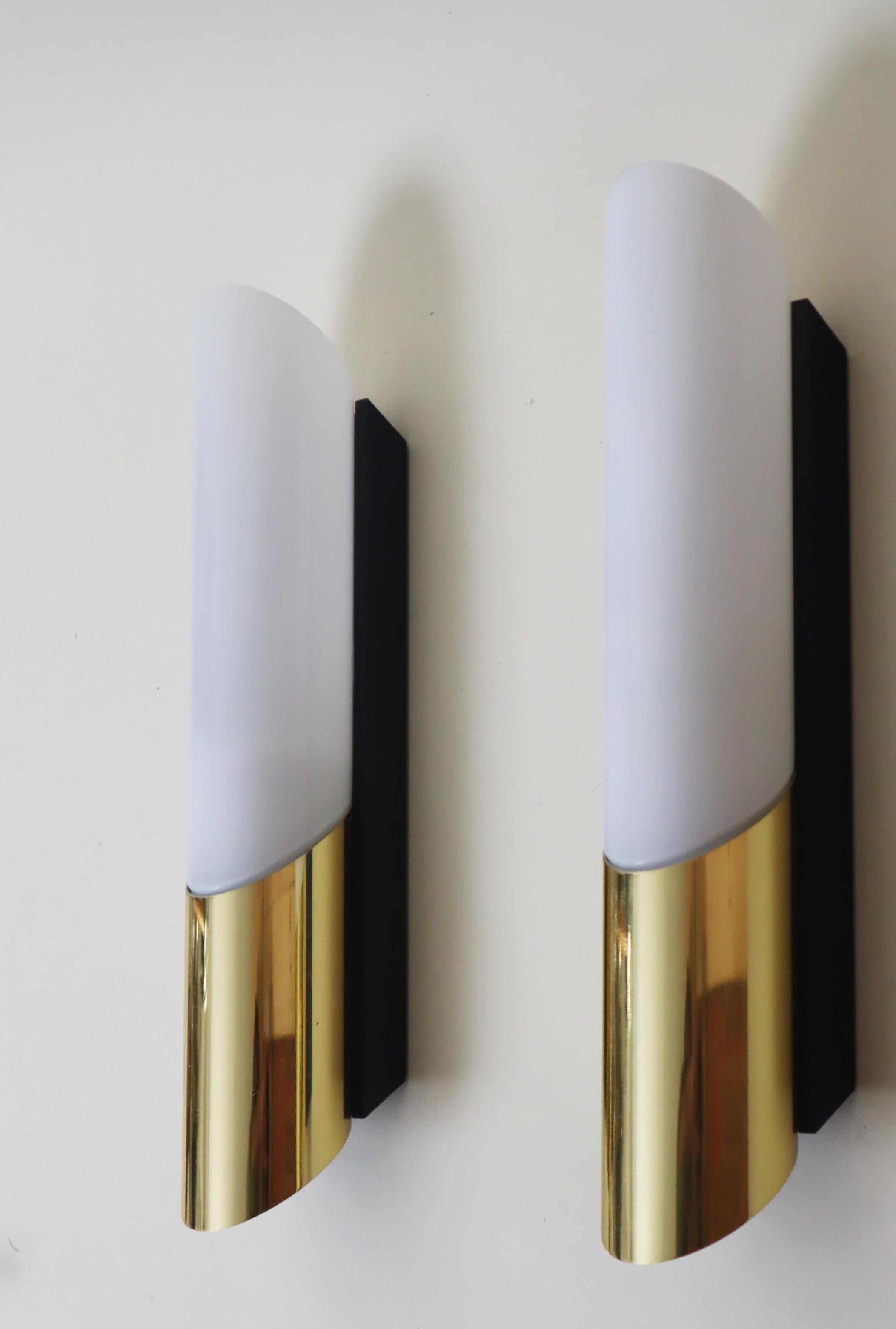 Paar Wandleuchten aus Messing und weißem Glas von Limburger Glashütte (Milchglas) im Angebot