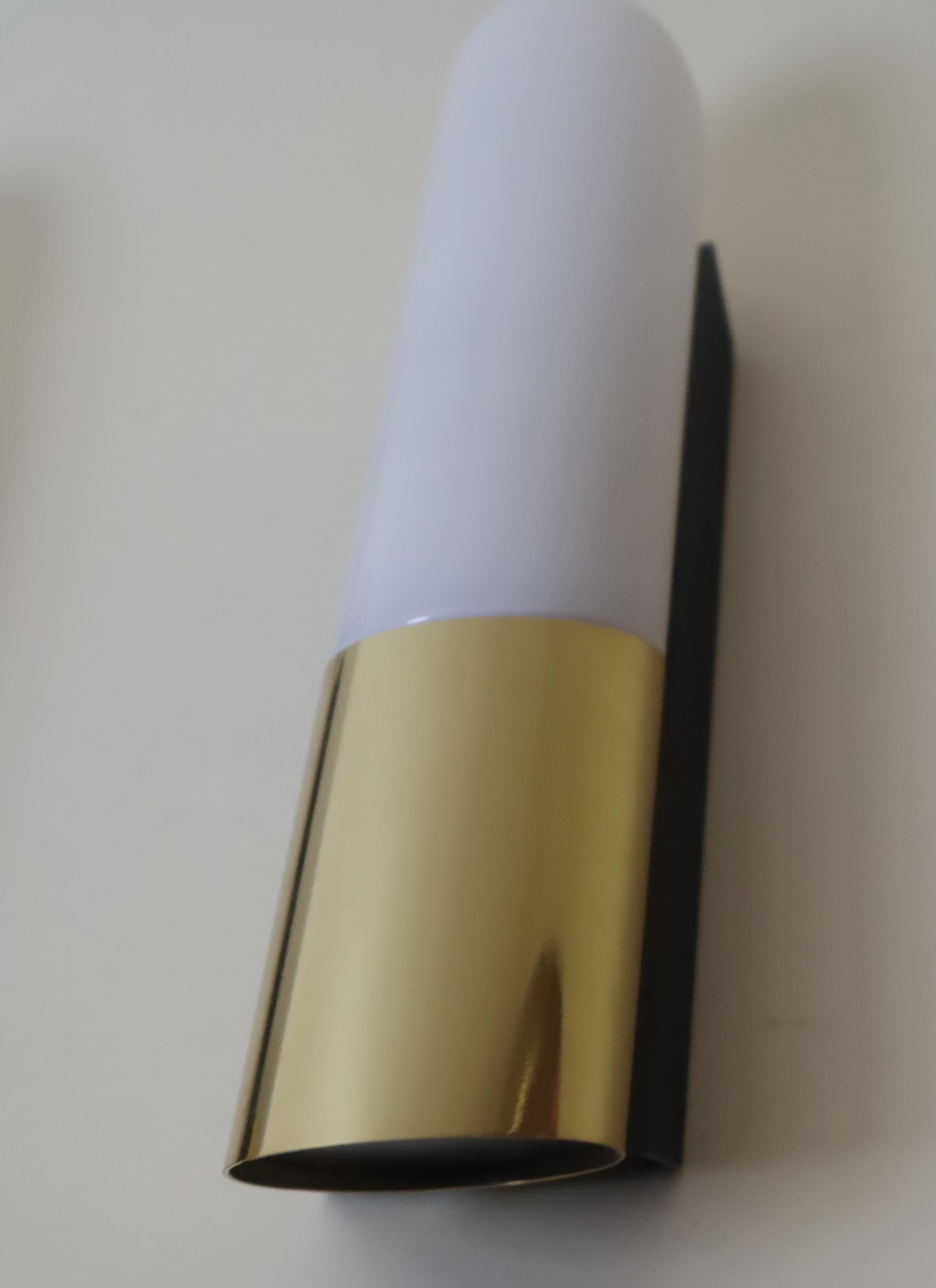 Paar Wandleuchten aus Messing und weißem Glas von Limburger Glashütte im Angebot 1