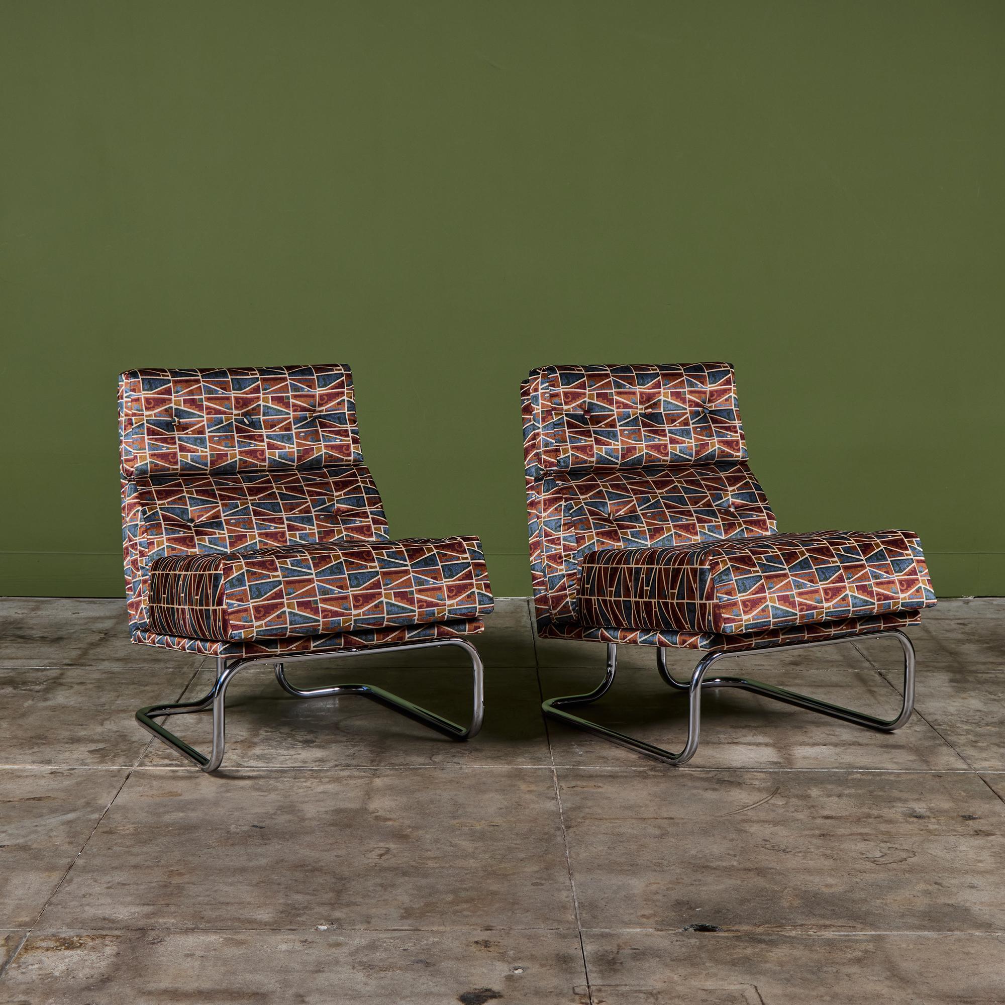 Chaises longues tubulaires chromées en porte-à-faux, c.C.1970, avec des textiles de Brook Perdigon. Chaque chaise longue touffetée met en valeur le velours de coton Retazo de Perdigon - 
