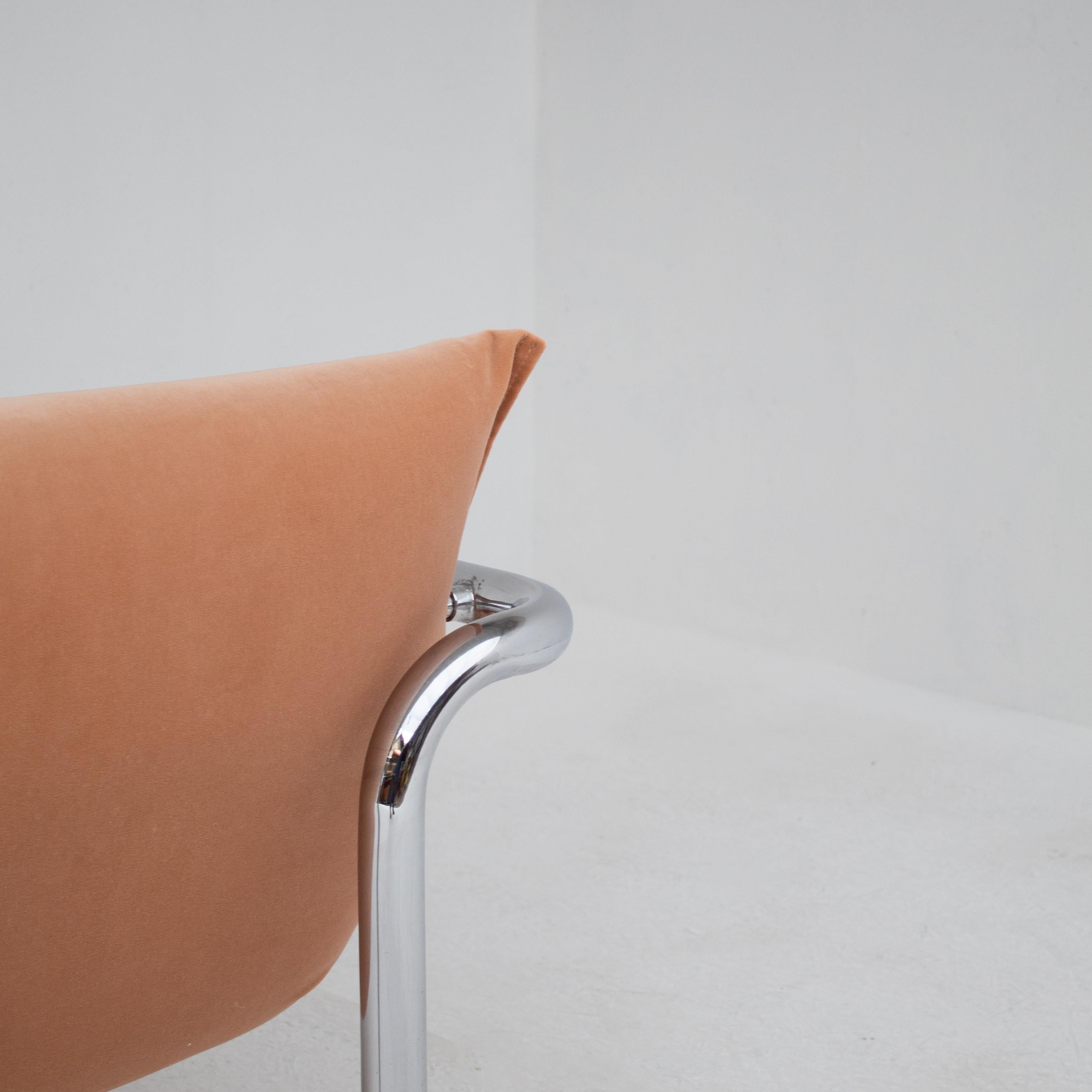 Pair of Tubular Chairs in Salmon Velvet (Italienisch) im Angebot
