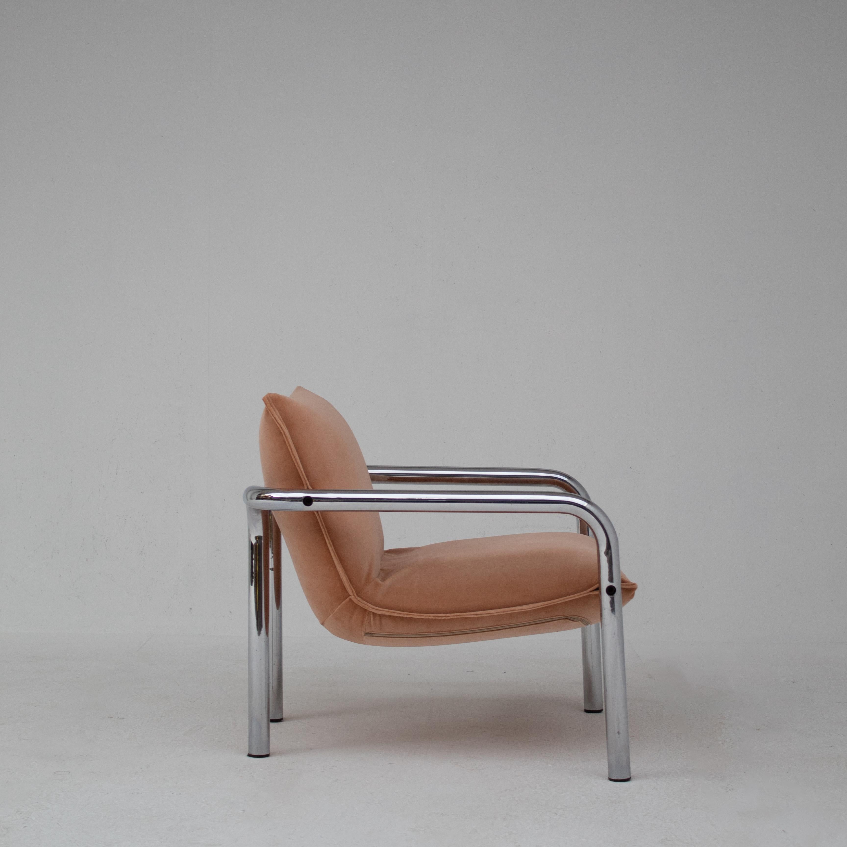 Pair of Tubular Chairs in Salmon Velvet (Metall) im Angebot