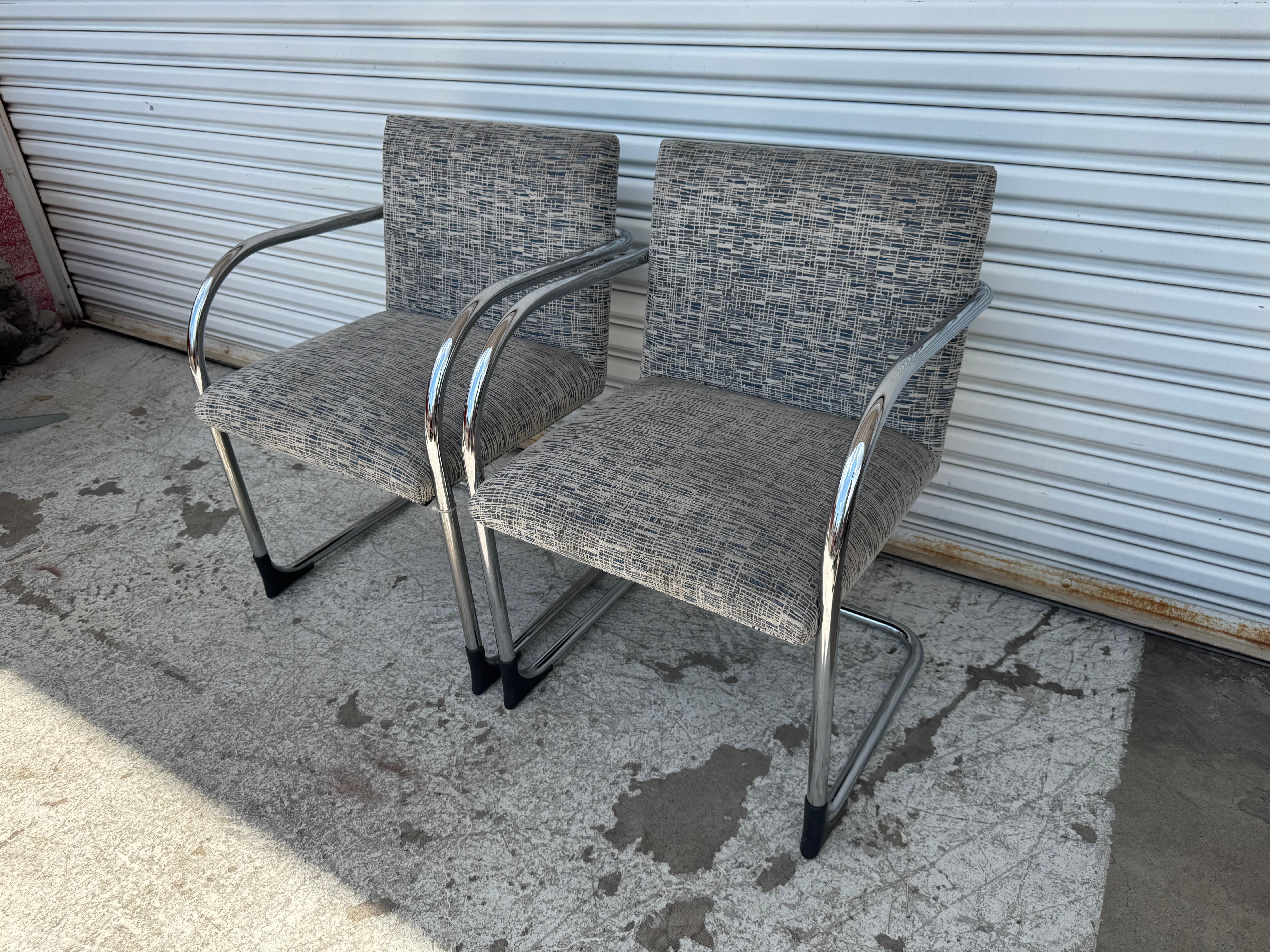 Paar Brueton Industries Brno Rohrstühle

Entworfen von Ludwig Mies van der Rohe. Verchromte Stahlrohrrahmen. 
MFG Label darunter.

 Sitzhöhe: 17.5