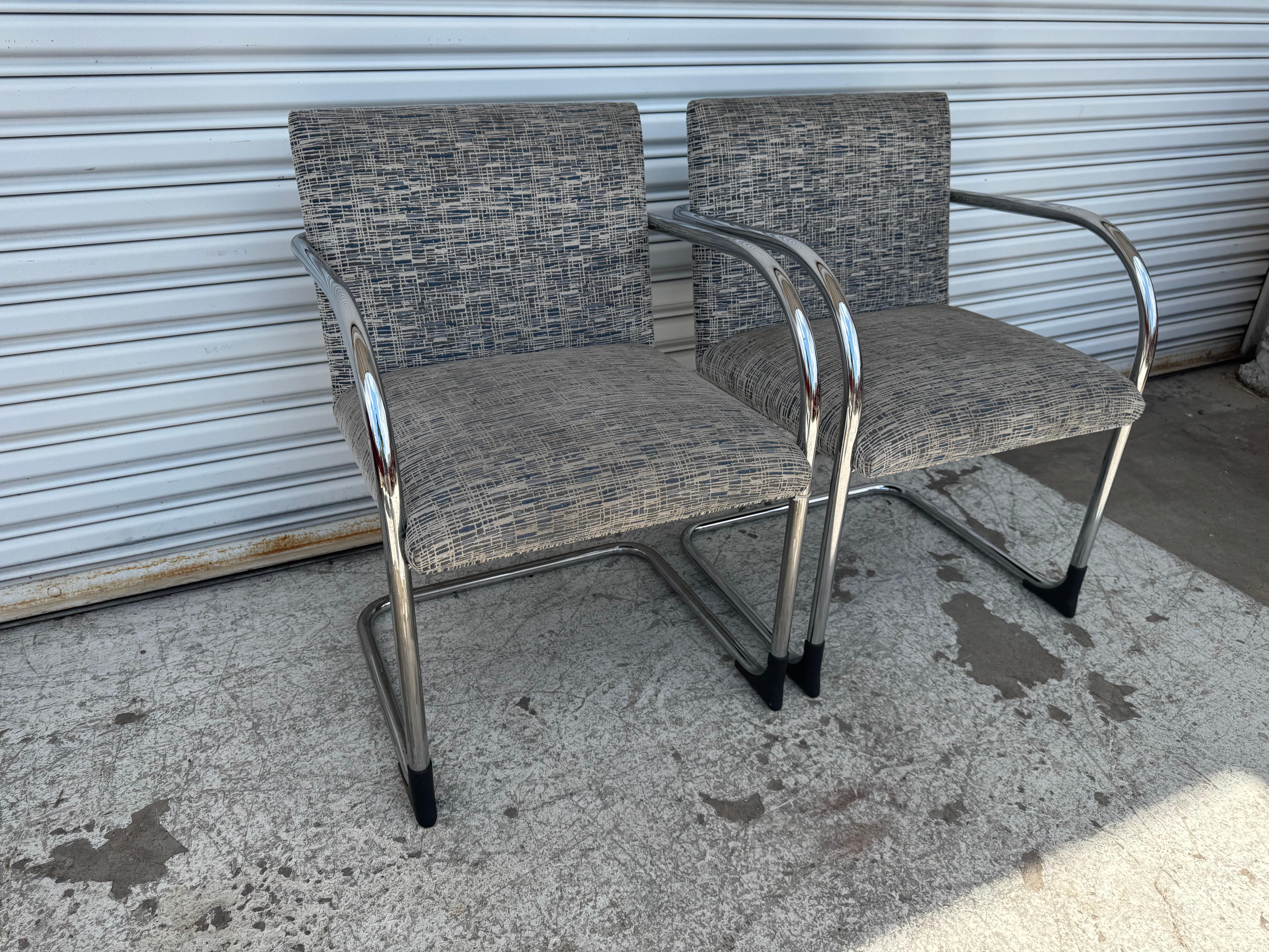 Paar verchromte Brünner Rohrstühle (Moderne der Mitte des Jahrhunderts) im Angebot