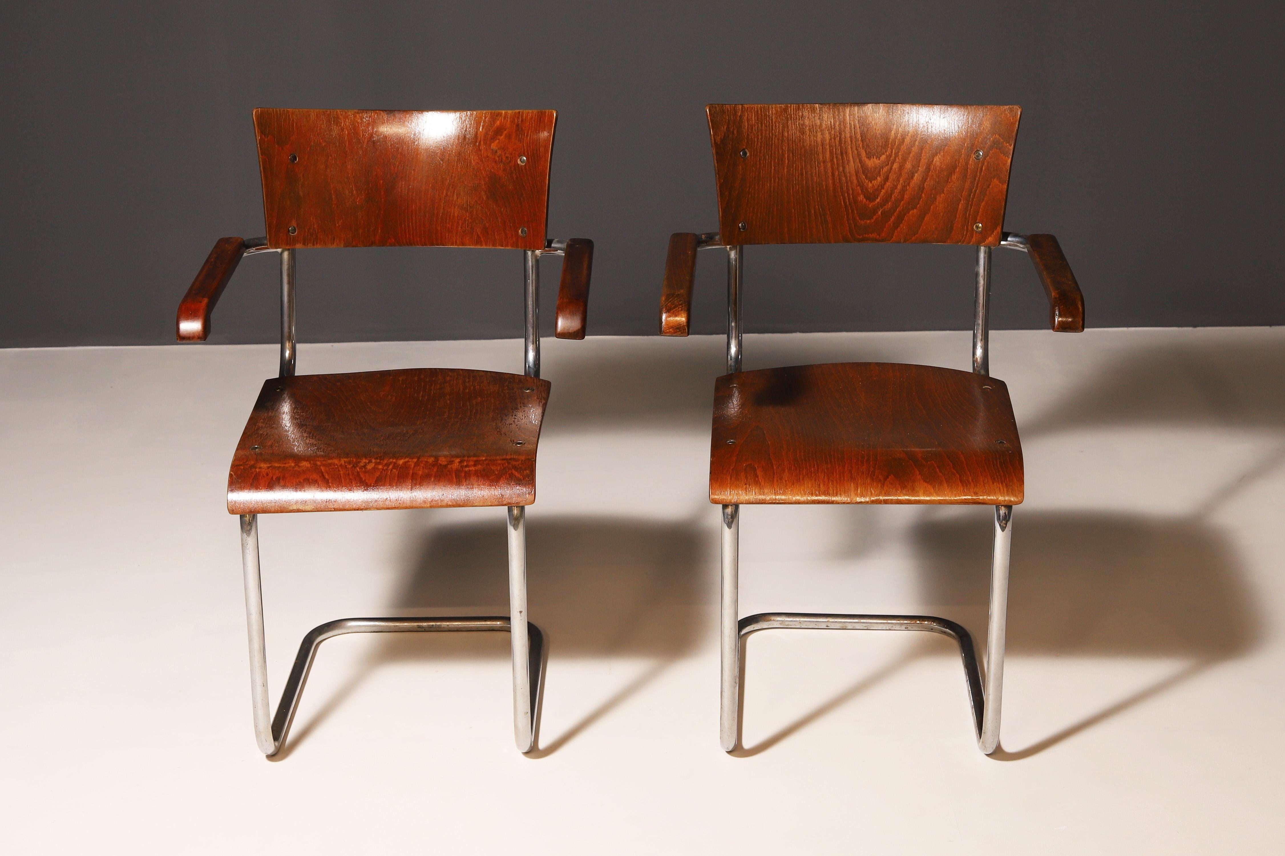 These B43 tubular desk chairs were designed in 1931 by the world-renowned designer Mart Stam. It was made in the 1950s by Kovona company. It´s made of bent wood and plywood and chrome structure.

The chairs are in good Vintage condition, shows signs