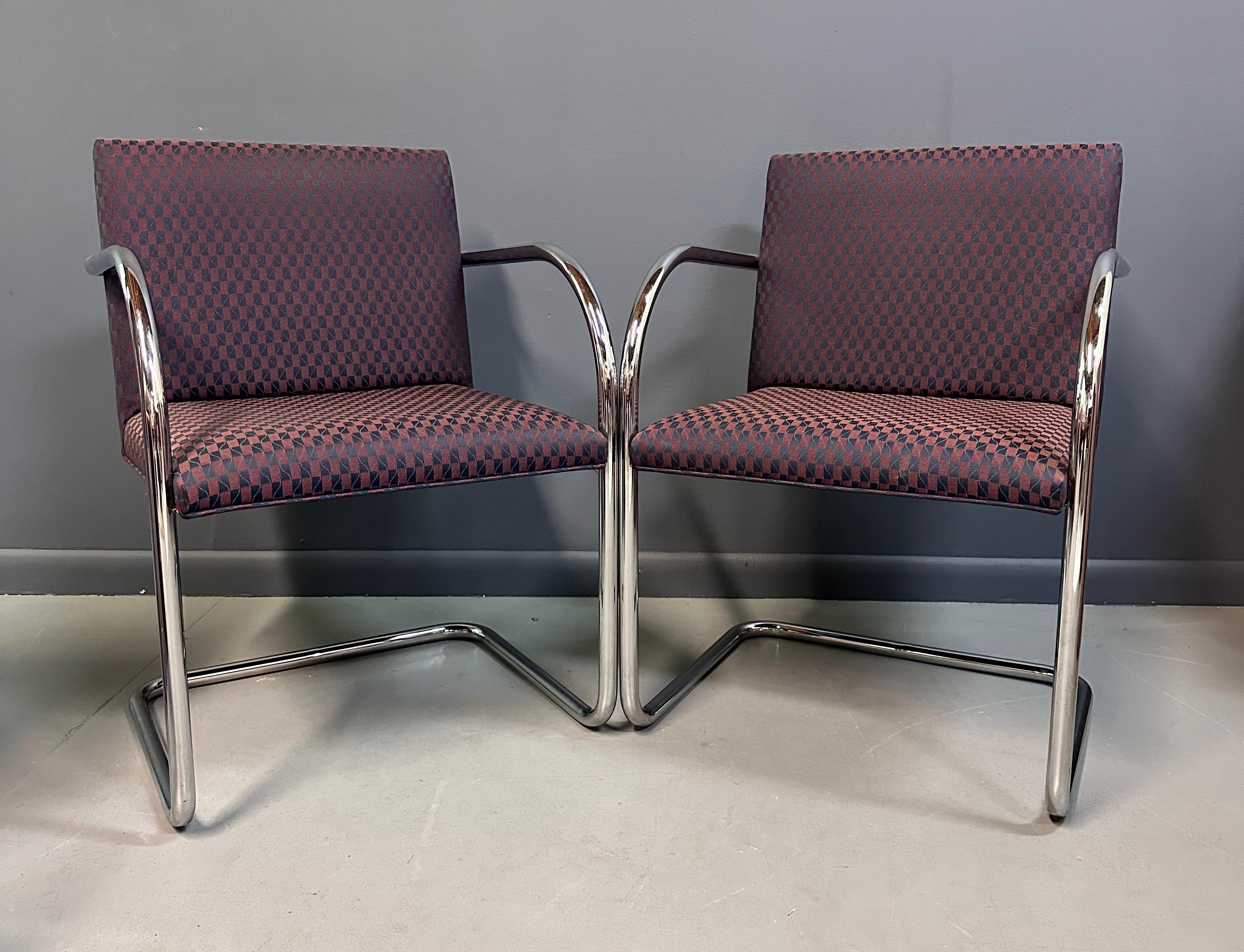 Questa coppia di poltrone Brno vanta l'iconico design tubolare di Ludwig Mies van der Rohe, realizzato da Gordon International. Costruite con precisione e qualità, queste poltrone rappresentano un'aggiunta elegante e moderna a qualsiasi spazio.