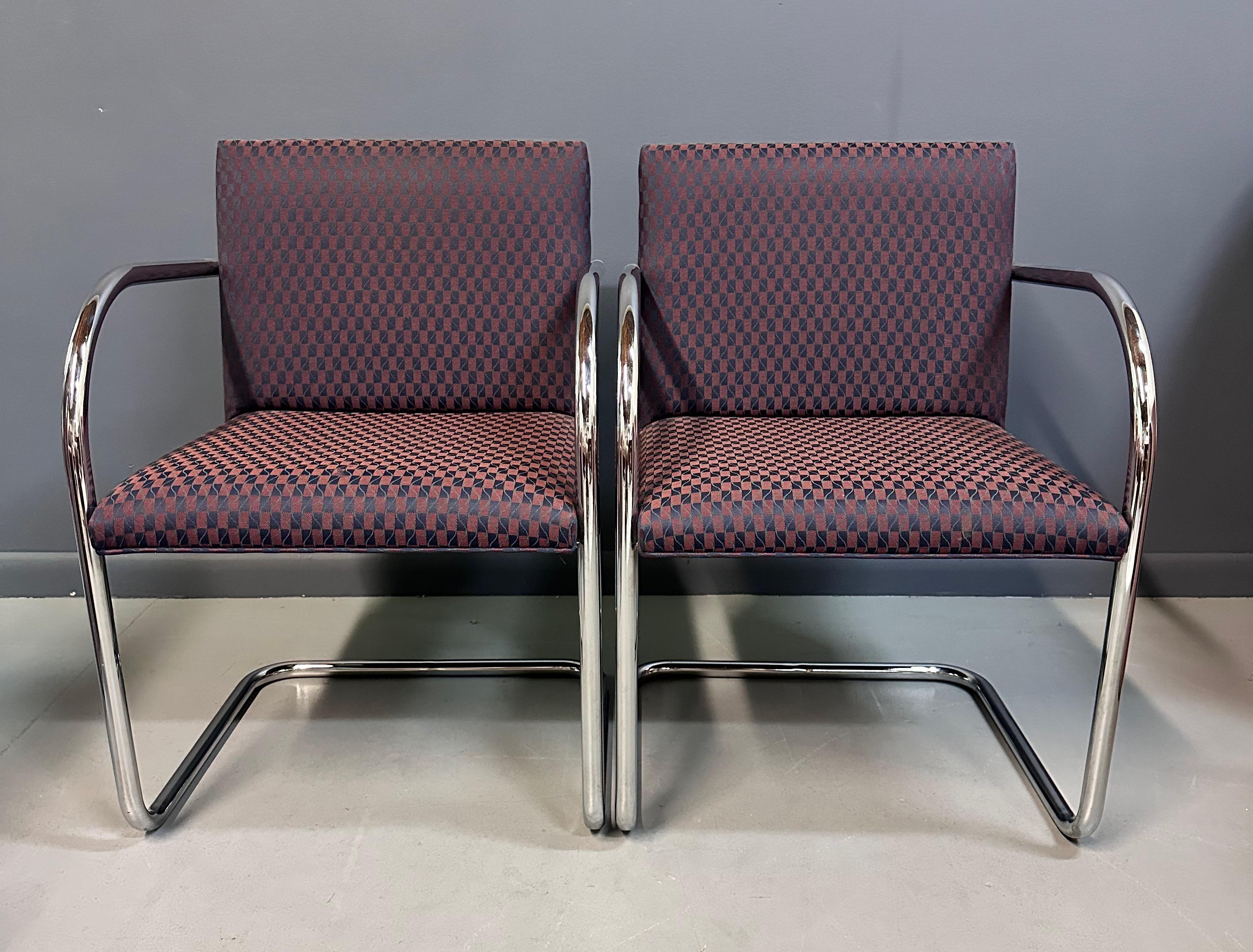 Mid-Century moderno Coppia di poltrone tubolari Ludwig Mies van der Rohe Brno di Gordon International in vendita