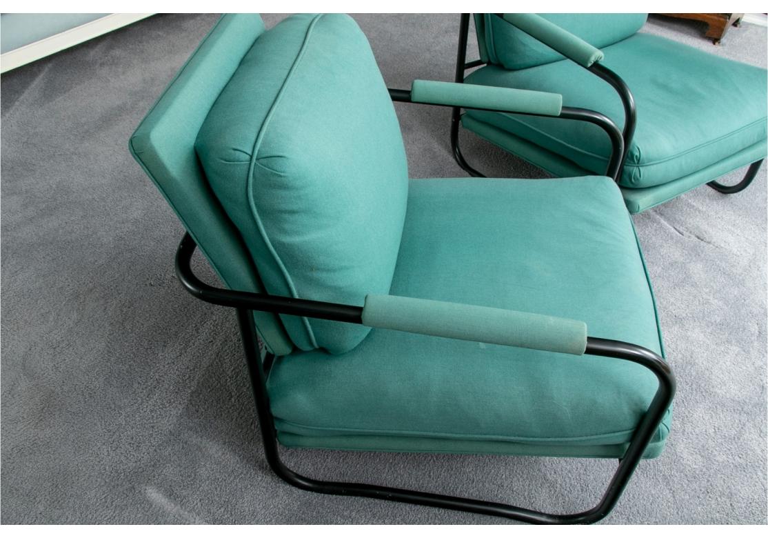 Mid-Century Modern Paire de chaises longues en métal tubulaire de la The Collective Collection en vente