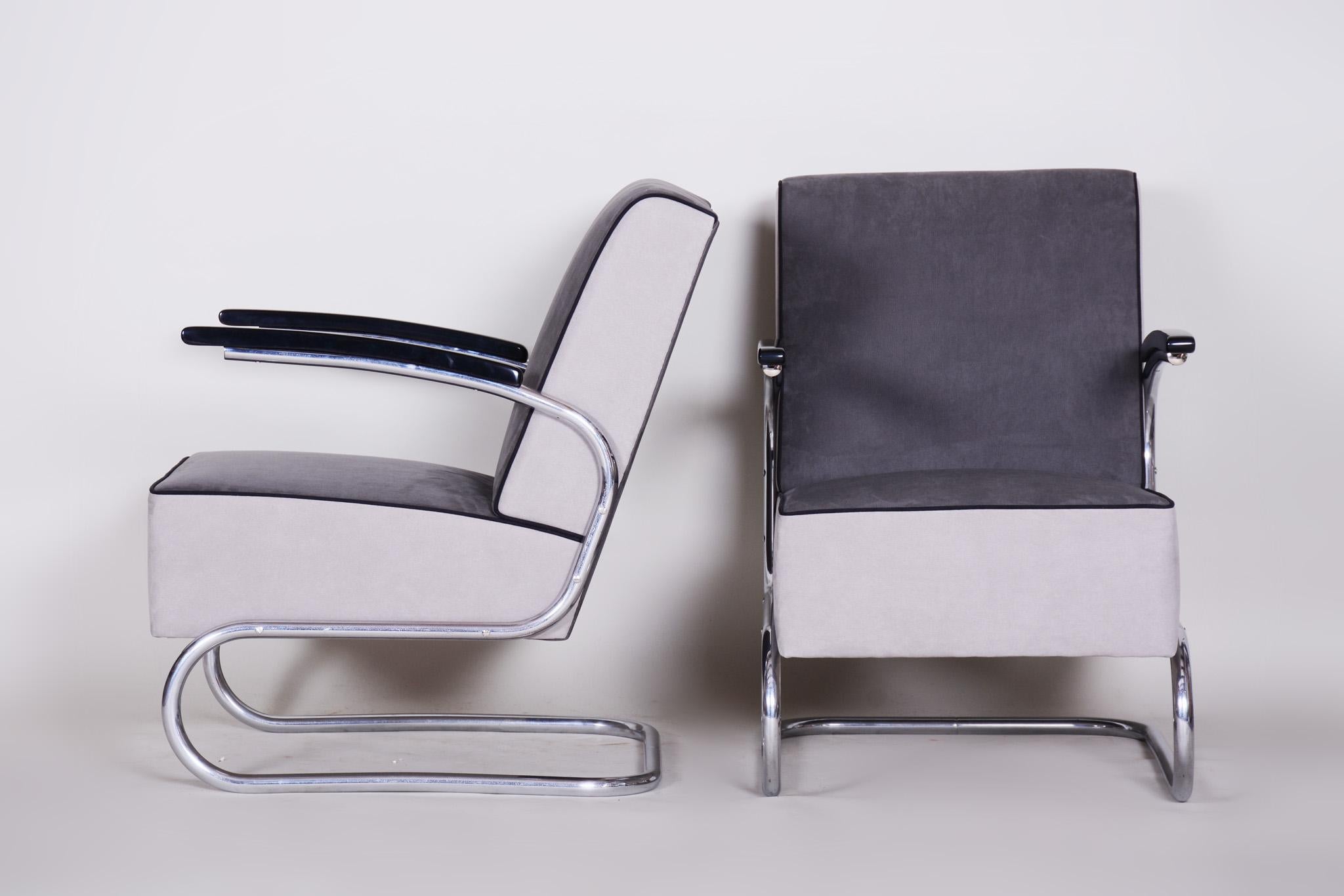 Czech Pair of Tubular Steel Cantilever Armchairs in Art Deco, Chrome, New Upholstery For Sale