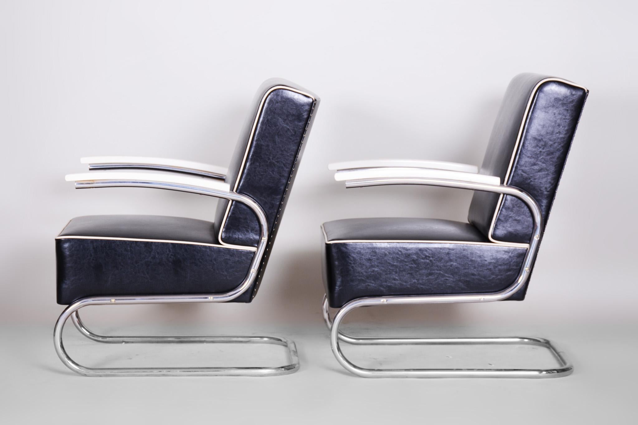 Czech Pair of Tubular Steel Cantilever Armchairs in Art Deco, Chrome, New Upholstery For Sale