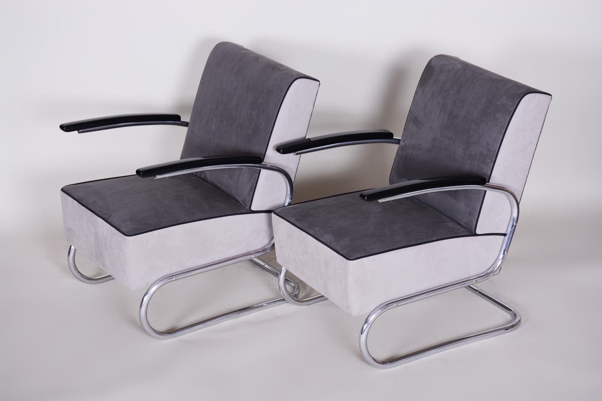 Pair of Tubular Steel Cantilever Armchairs in Art Deco, Chrome, New Upholstery In Good Condition For Sale In Horomerice, CZ