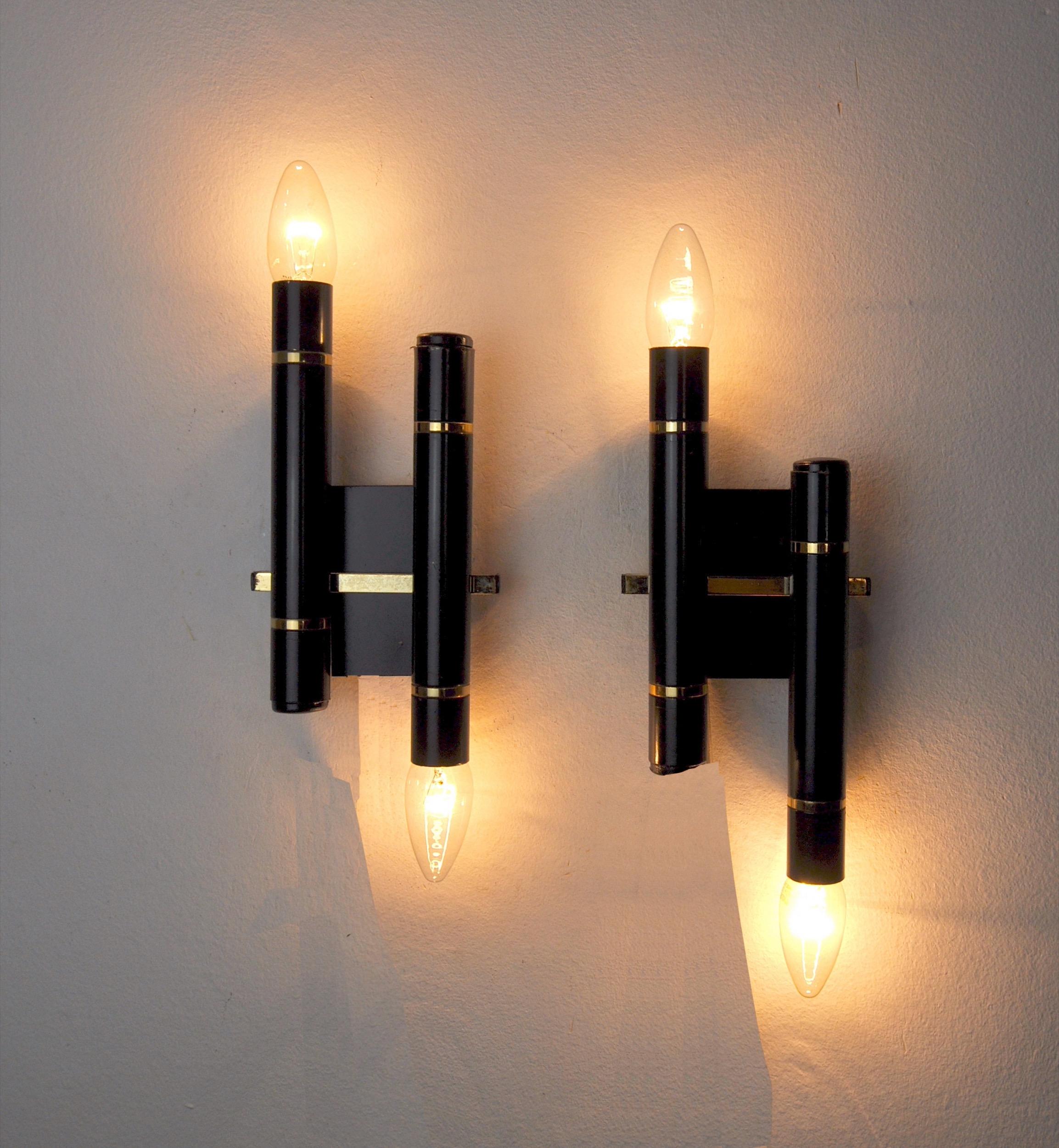 Very nice pair of tubular sconces from the sciolari house dating from the 1970s.

Structure in black and gold metal, composed of two arms and 2 points of lights.

Rare design object that will illuminate your interior perfectly.

Verified