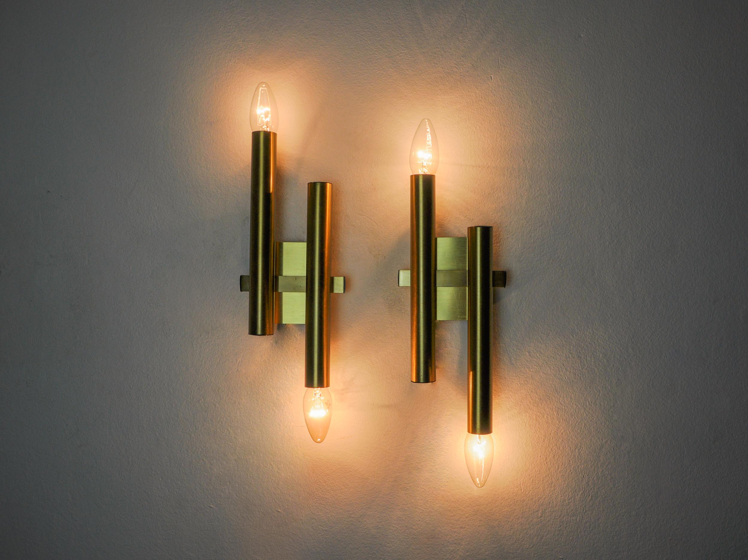 Bellissima coppia di applique tubolari di casa Sciolari risalenti agli anni '70. Struttura in ottone, composta da due bracci e 2 punti luce. Un raro oggetto di design che illuminerà meravigliosamente i tuoi interni. Elettricità controllata, segni